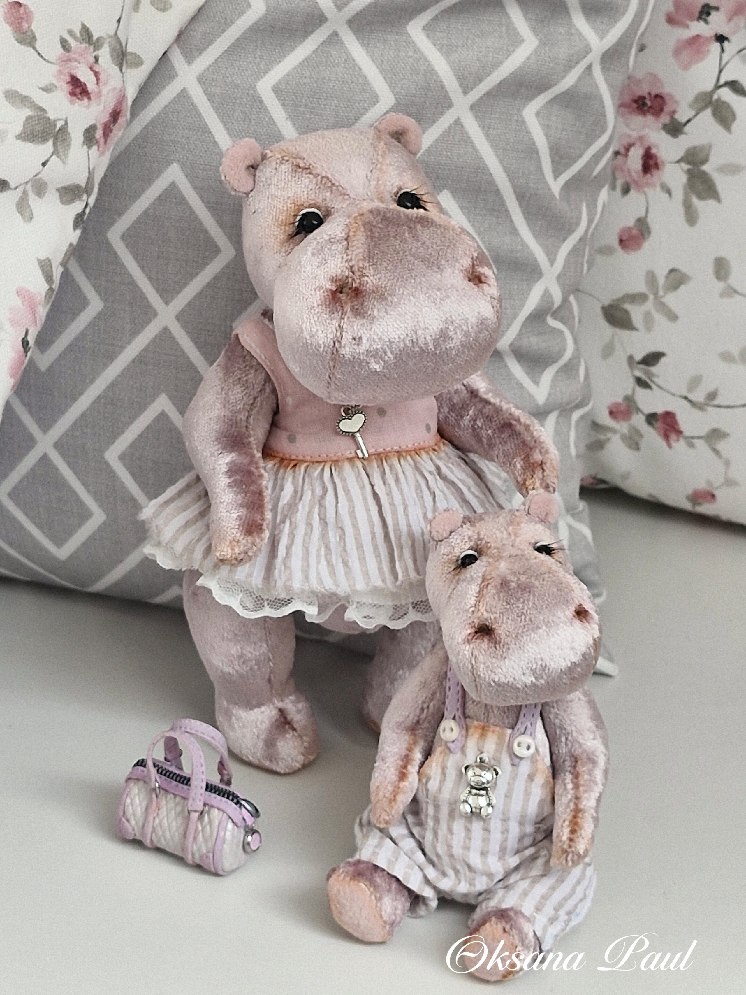 бегемот игрушка, мама с малышом, игрушка в стиле тедди, мягкая игрушка ручной работы, коллекционная игрушка, плюшевый бегемот, handmade hippo, teddy style, авторская игрушка, тедди игрушка, игрушки оксана пауль, миниатюра сумочка из полимерной глины, polymer clay bag, soft sculpture, collectible toy, handmade gift, авторская коллекция