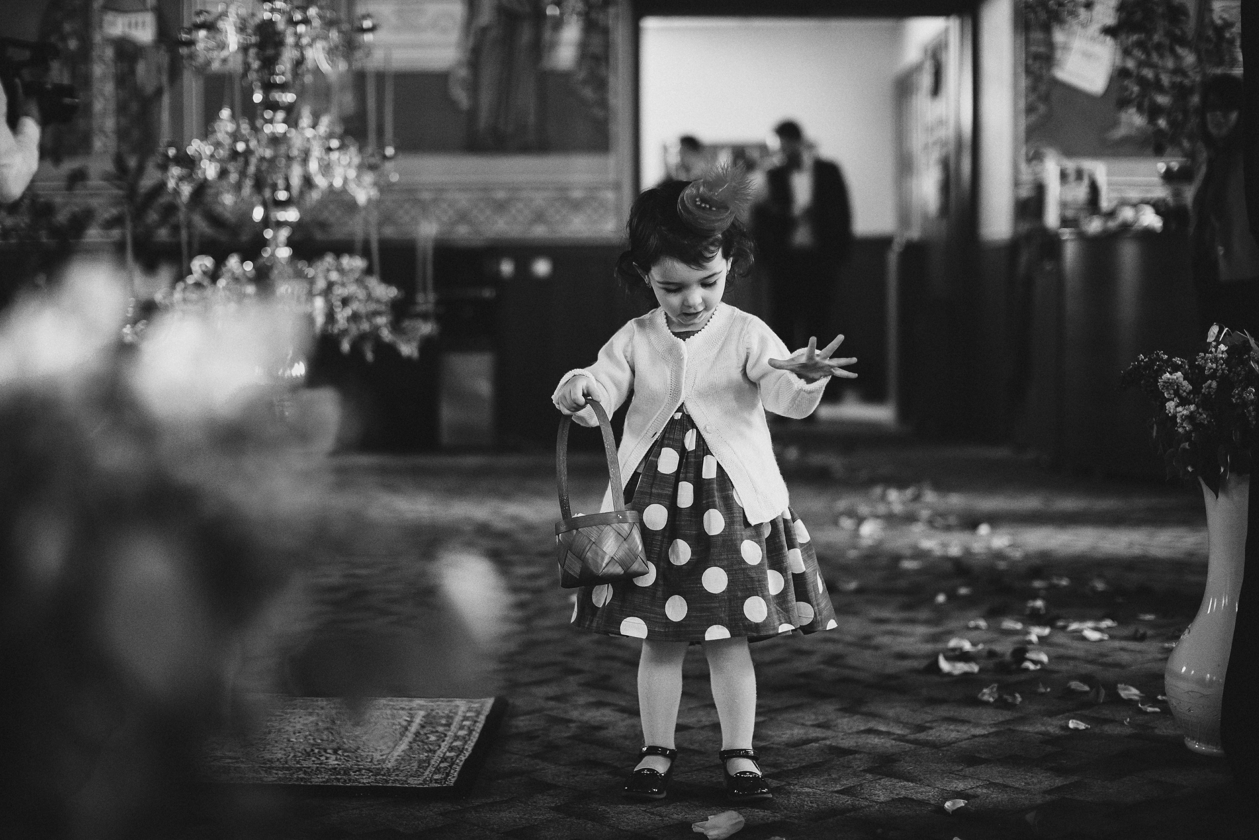 Фотограф в Ирландии чёрно-белая самые красивые фотки ребенок девочка раскидывает лепестки  Дублин