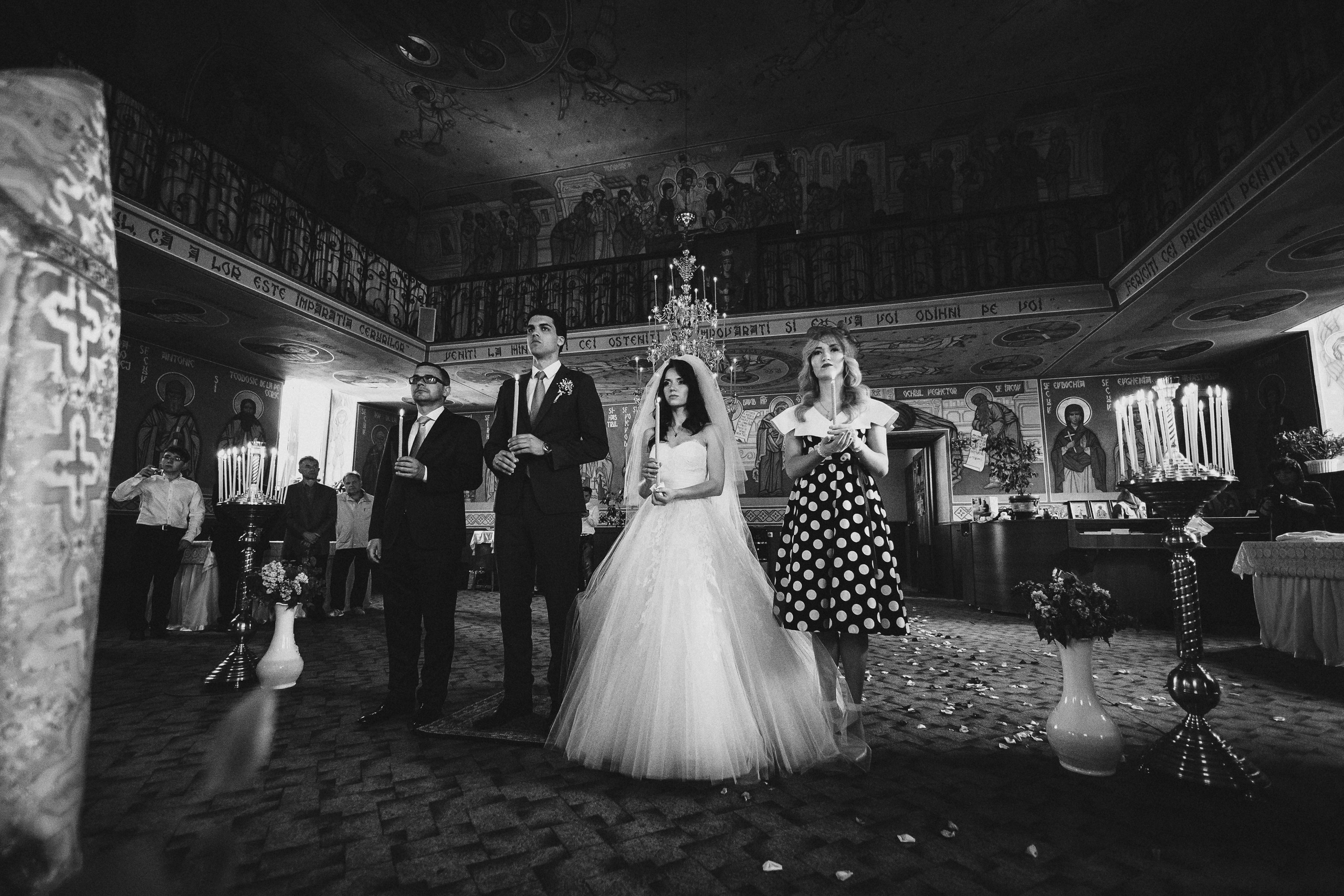 Фотограф в Ирландии чёрно-белая руки свечи церковь венчание жених невеста любовь гости