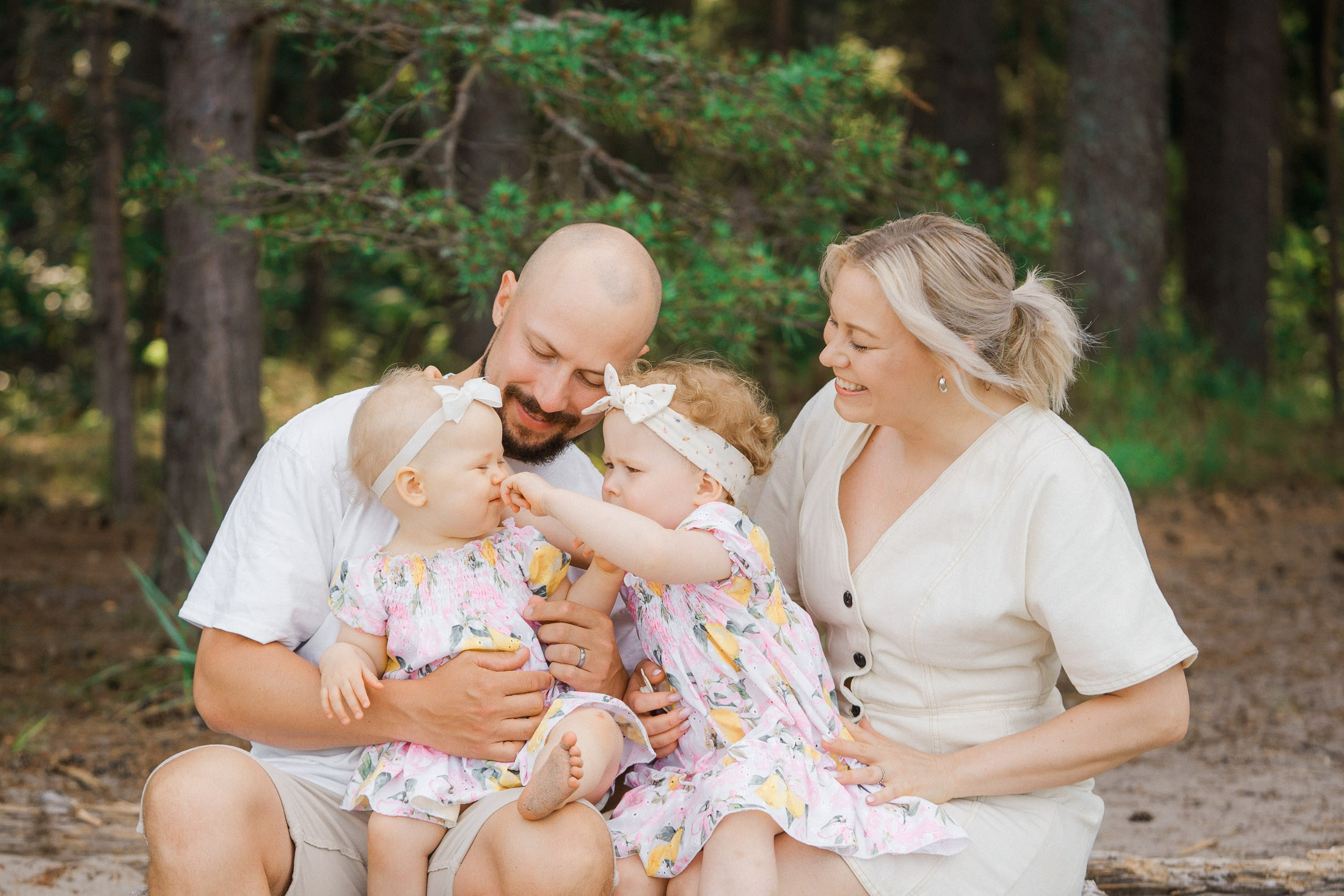 Kesäinen perhekuvaus meren rannalla