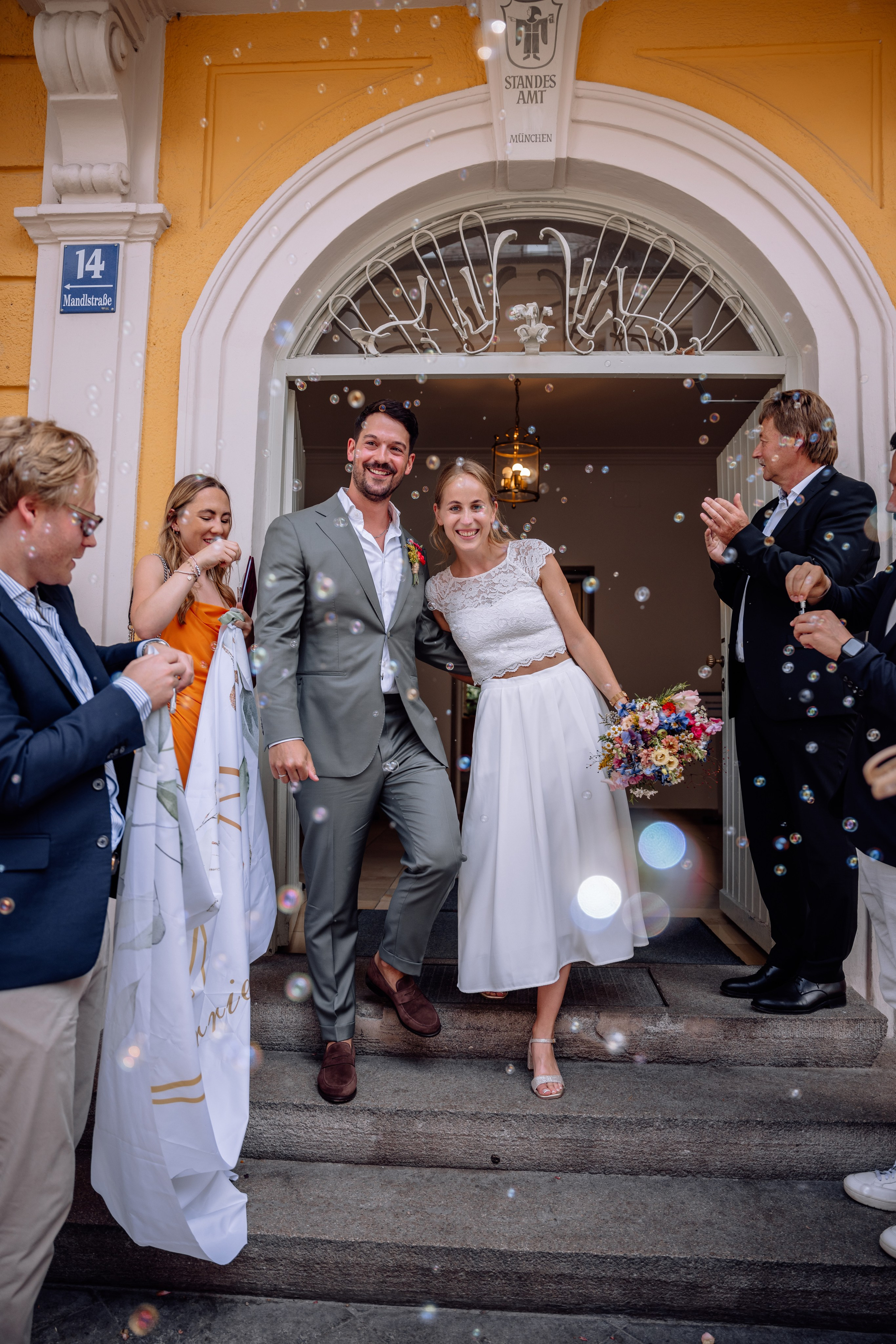 Sommerliche Hochzeitsfotos im Standesamt Mandlstraße & Schwabing. Hochzeitsfotograf München Taufe Familienfotograf Tanja Mauke