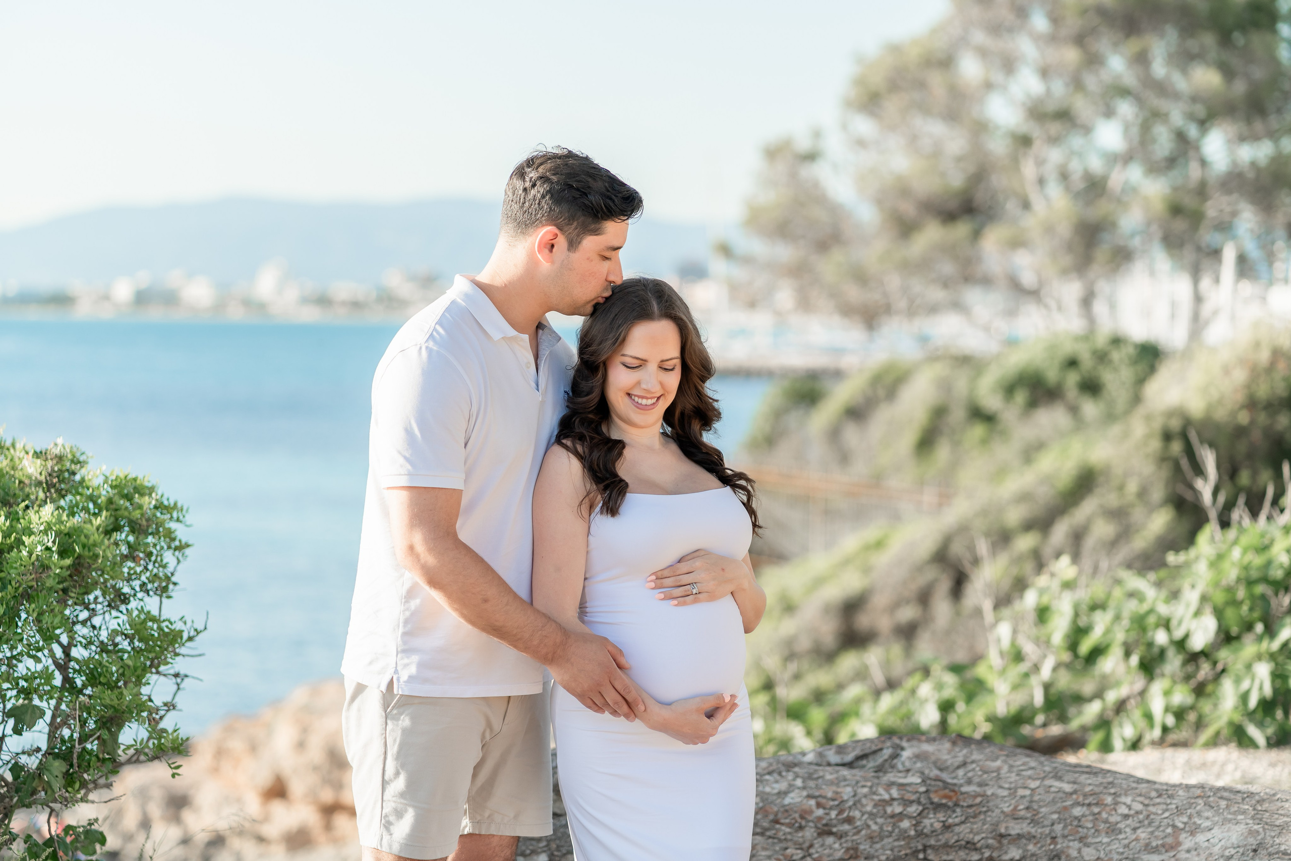 Maternity Photoshoot by the Sea in Mallorca – Natural & Timeless Moments. Deine Fotografin auf Mallorca für Familien und Business