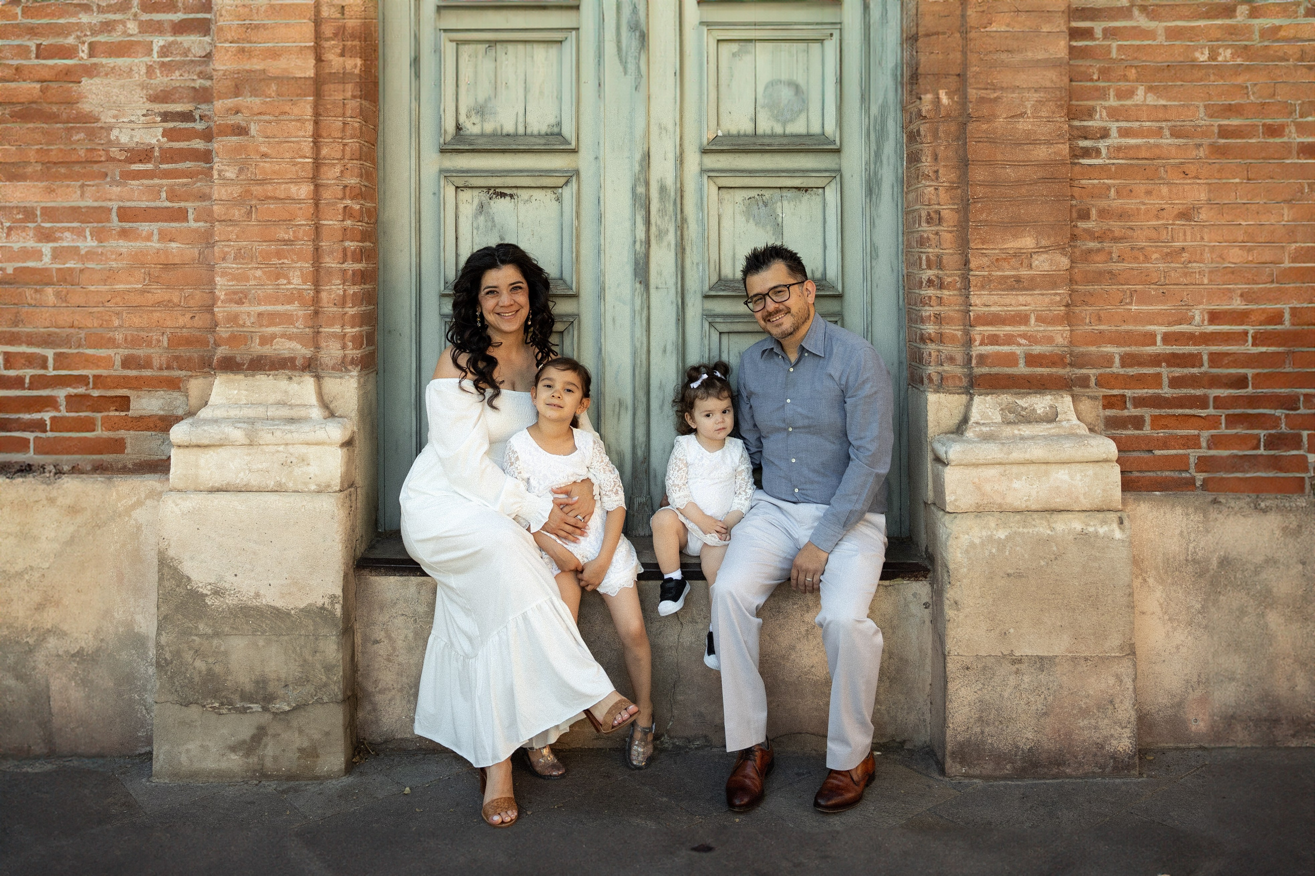 Family photo session in Toulouse. Eugenie Smirnova — wedding, corporate and lifestyle photographer in Toulouse and Southwest France