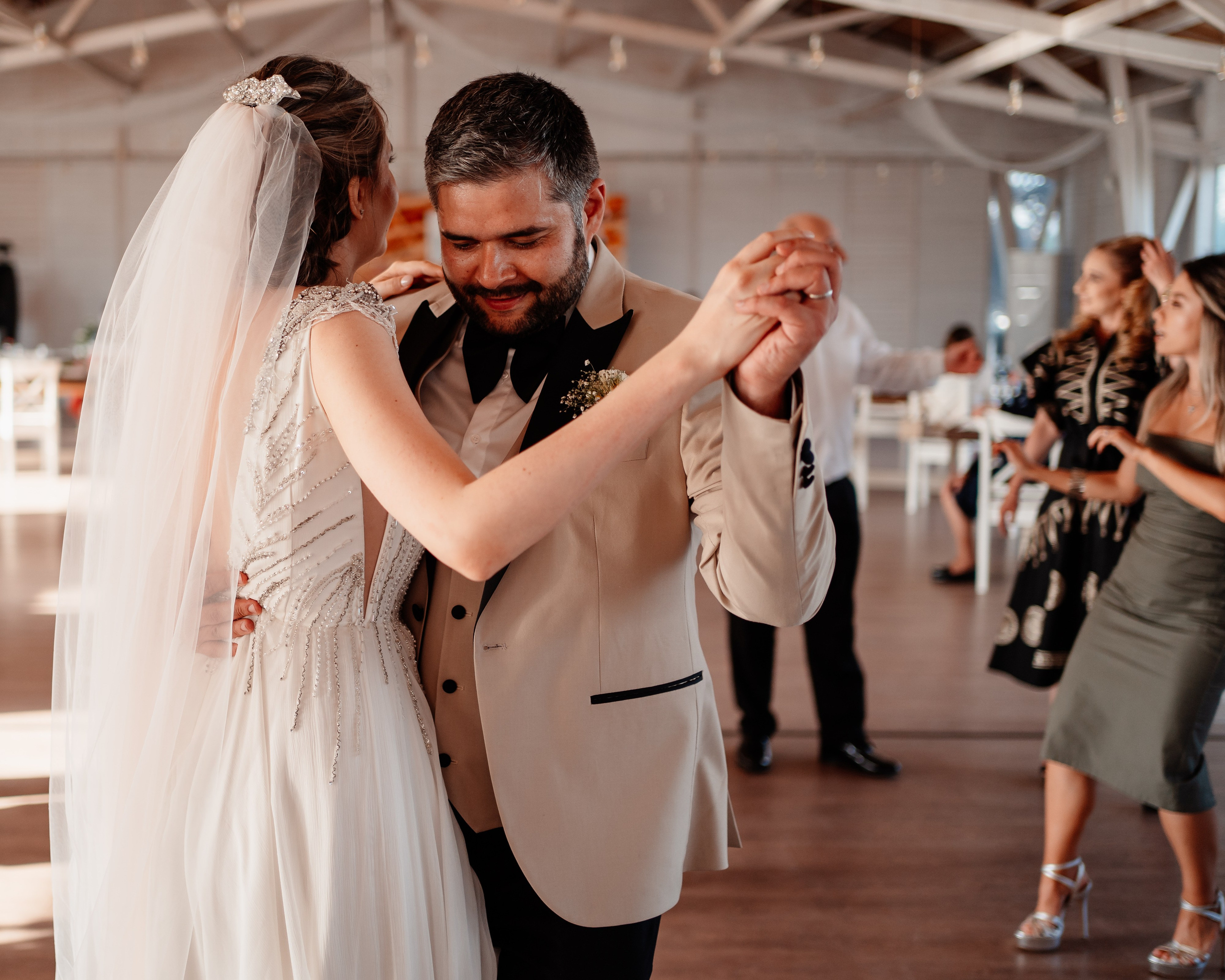Moment emoționant între miri în ziua nunții, surprins într-un cadru natural și romantic, la Grădina Lahovari. Fotografie de nuntă profesională, editată artistic pentru a evidenția emoția și eleganța evenimentului.