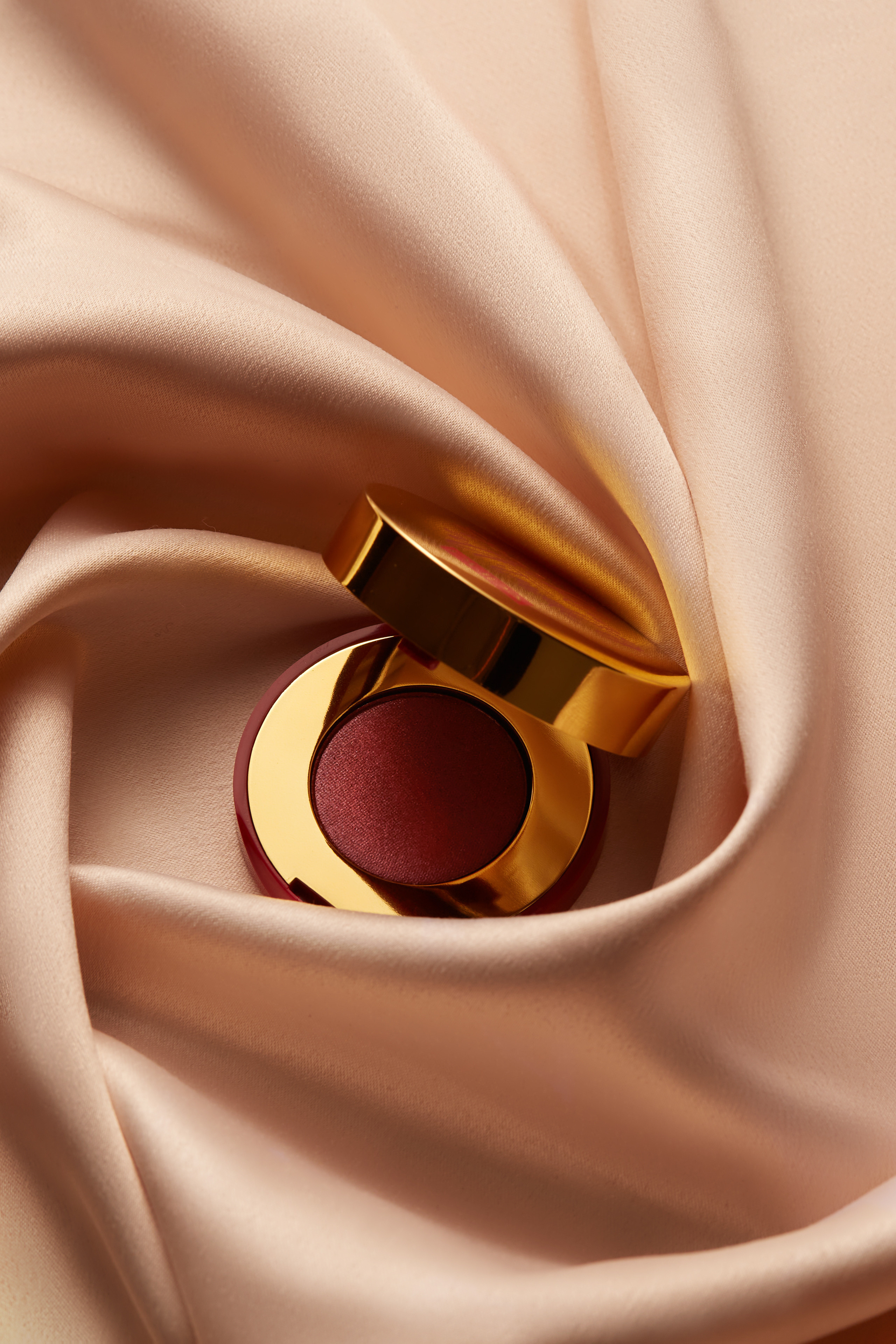 Retoucheuse des photos professionnelle. Photographe et retoucheuse des images des produits à Avignon en France