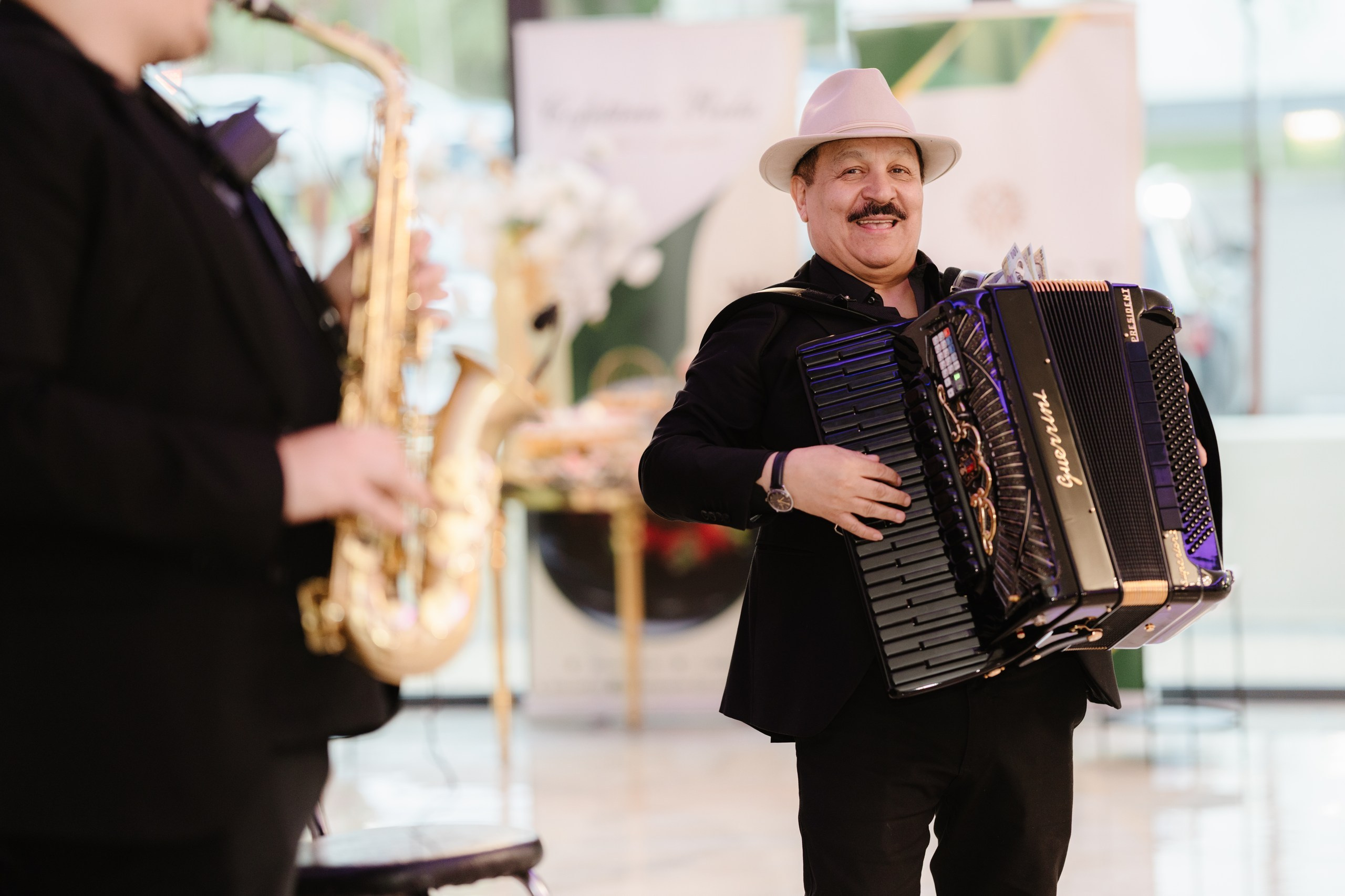 fotograf botez , fotografie botez Botoșani, fotograf Alin Chirilă, amintiri botez, fotografii botez, botez Miruna Parascheva, fotograf copii, fotografie botez în Botoșani-alt="botez , fotografie botez Alin Chirilă, amintiri botez, fotografii emoționante botez Botoșani"-- fotografii-botez-bebelus- amintiri-botez-micuț- moment-sfânt-crestinare- fotografie-emotionanta-botez- detalii-botez-bebelusi- parinti-fericiti-la-botez- fotograf-botez-profesionist- botez-in-biserica-ortodoxa- micuț-botezat-cu-emoție- zâmbete-și-lacrimi-la-botez- bebeluș-la-cristelniță- decor-botez-colorat- botez-cu-dragoste-și-credință- emotie-pura-la-botez- fotograf-botez-botosani- botez-iasi-suceava-fotograf- amintiri-nepretuite-botez-- Preotul ținându-l pe micuțul Mathias Gabriel la botez, în biserica Înălțarea Domnului, Copălău  - Detalii de la botezul lui Mathias – lumânare, trusou și icoană  - Familia lui Mathias Gabriel alături de micuț, în ziua botezului  - Portret emoționant cu mama și bebelușul în brațe, în biserică,fotograf profesionist evenimente Botoșani, Iași, Suceava, Fălticeni, Bacău, Pașcani, Roman - AlinoFotoStudio by Alin Chirilă - servicii foto nuntă, botez, cununie, ședințe foto creative, albume personalizate, fotografii emoționante și calitative pentru cele mai importante momente din viață,fotograf nuntă Botoșani Alin Chirilă,  ședință foto botez Iași - AlinoFotoStudio,  servicii fotograf profesionist evenimente Suceava,  fotograf cununie civilă Fălticeni - Alin Chirilă,  album foto nuntă personalizat Bacău.“Bebeluș botezat în biserică, ținut în brațe de nași”	•	“Detaliu cu lumânarea de botez decorată cu flori albe”	•	“Părinți emoționați alături de copilul lor la ceremonia de botez”	•	“Masa festivă de botez cu decor tematic și tort personalizat”	•	“Momentul în care preotul toarnă apă sfințită pe fruntea bebelușului”	“Bebeluș în rochie albă de botez, zâmbind în brațele mamei”	•	“Detaliu cu cruciulița de botez așezată pe o pernă de satin”	•	“Părinți și nași aprinzând lumânările în timpul ceremoniei de botez”	•	“Tort de botez decorat cu figurine tematice și numele copilului”	•	“Copil botezat dormind liniștit în pătuțul decorat festiv”	•	“Momentul în care preotul binecuvântează copilul în fața altarului”	•	“Invitați adunându-se în jurul mesei festive la petrecerea de botez”	•	“Bebeluș ținând în mână o jucărie personalizată primită la botez”	•	“Familie fericită pozând împreună după ceremonia de botez”	•	“Decor tematic cu baloane și flori la locația petrecerii de botez” fotograf Botoșani fotograf evenimente fotograf botez Alin Chirila fotograf alinofotostudio.fotograf botez Amelis Maria, fotografie botez Botoșani, fotograf Alin Chirilă, amintiri botez, fotografii botez, botez Amelis Maria, fotograf copii, fotografie botez în Botoșani,