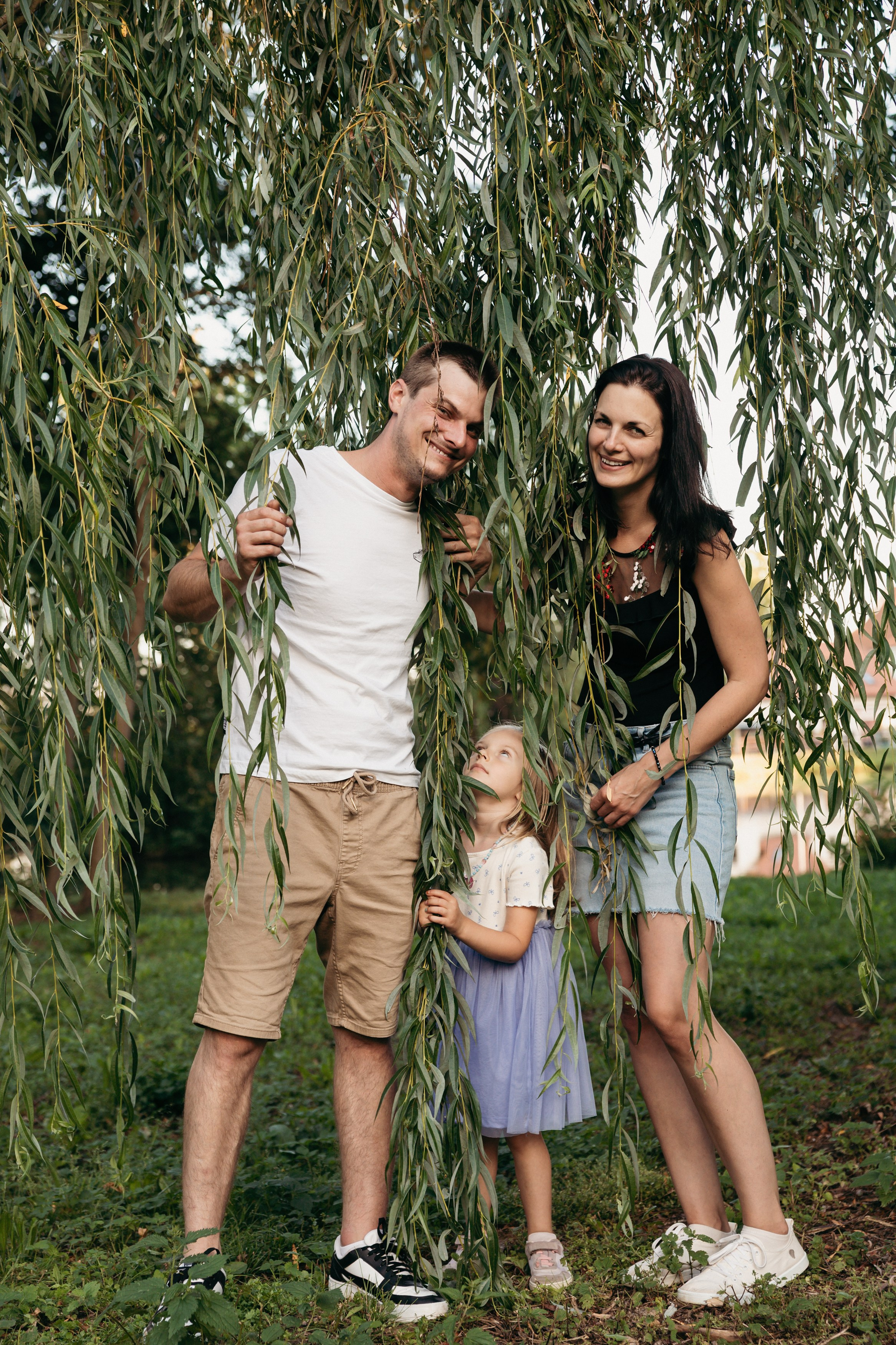 Family in the Park. Lifestyle and Family Photographer in Pisek Oxana Telupilova
