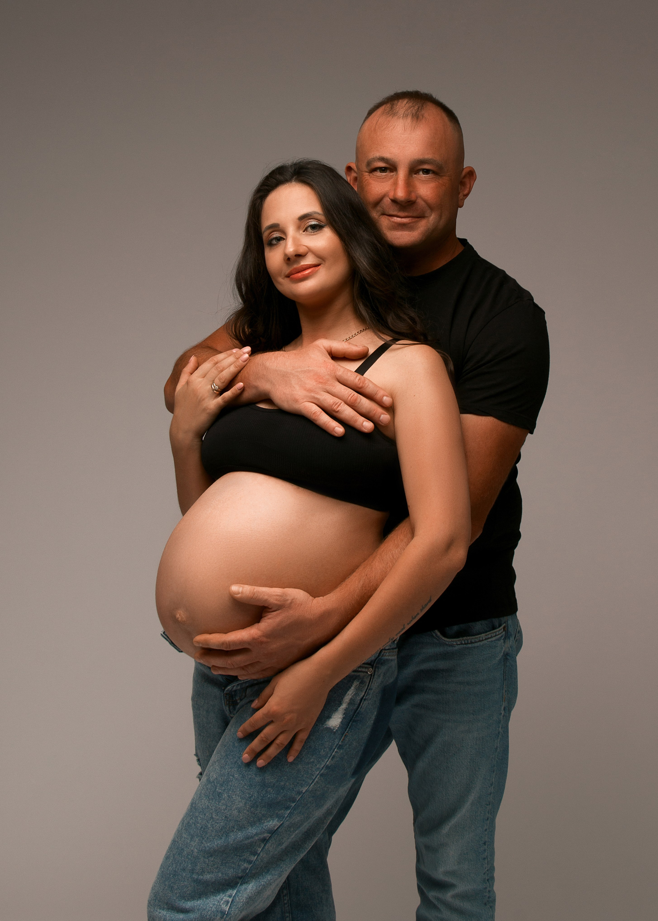 Galina und ihr Ehemann in liebevoller Umarmung – gemeinsame Erwartung