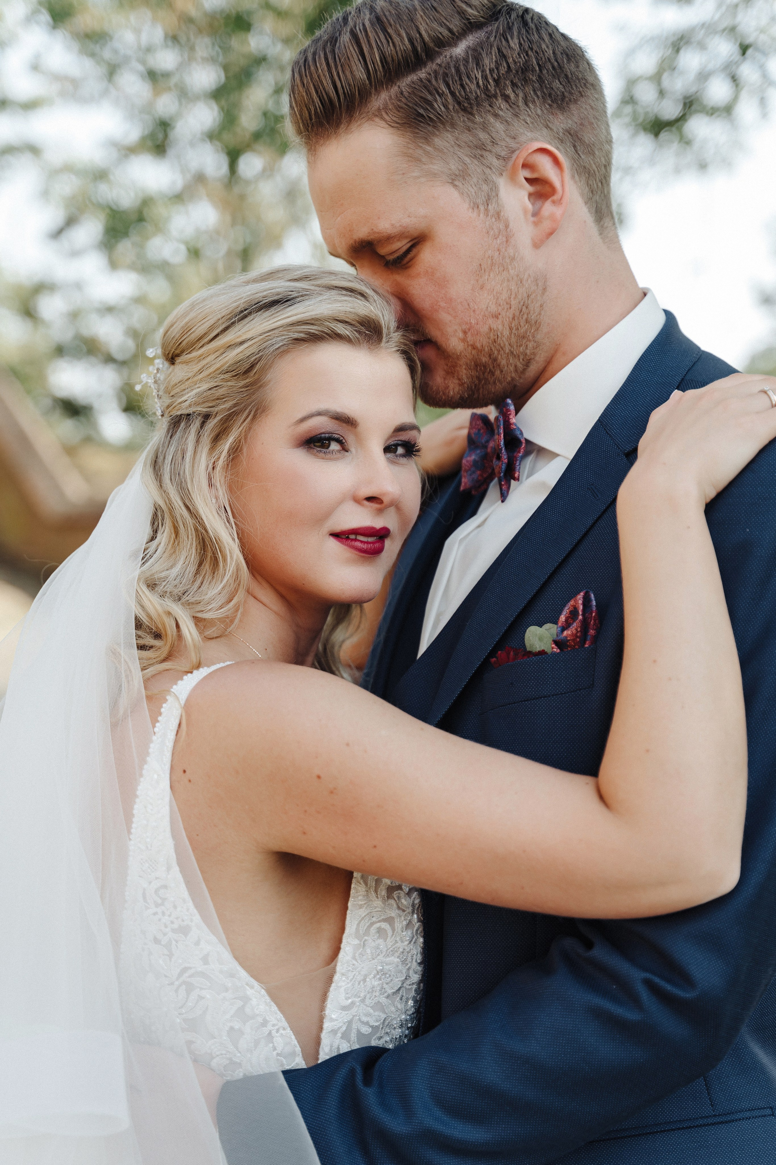 Hochzeitspaar im Garten – cineastischer Hochzeitsfilm, romantische Hochzeit in Deutschland