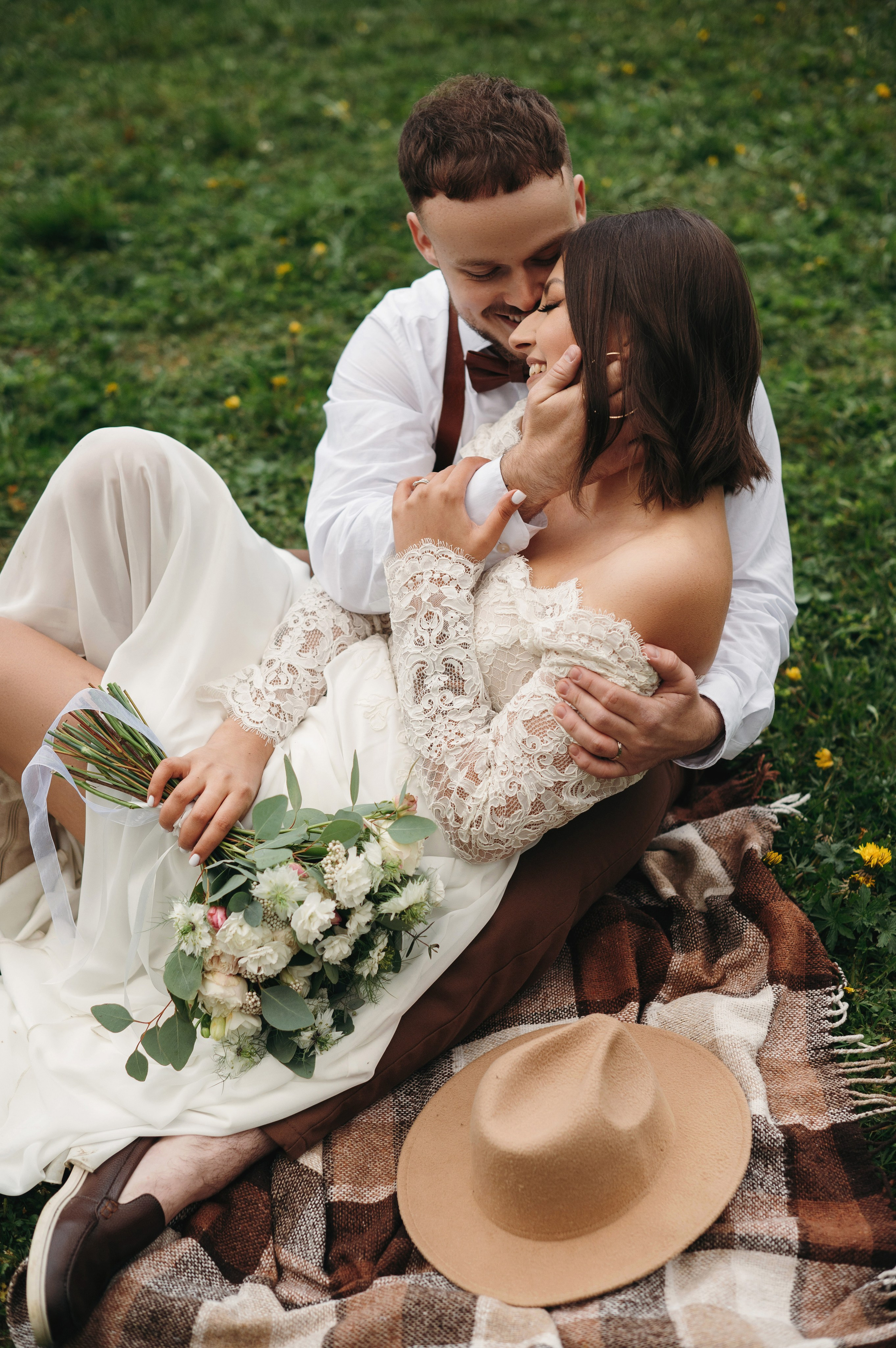 Hochzeitsfotoshooting in den Bergen | Natürliche & Romantische Hochzeitsbilder