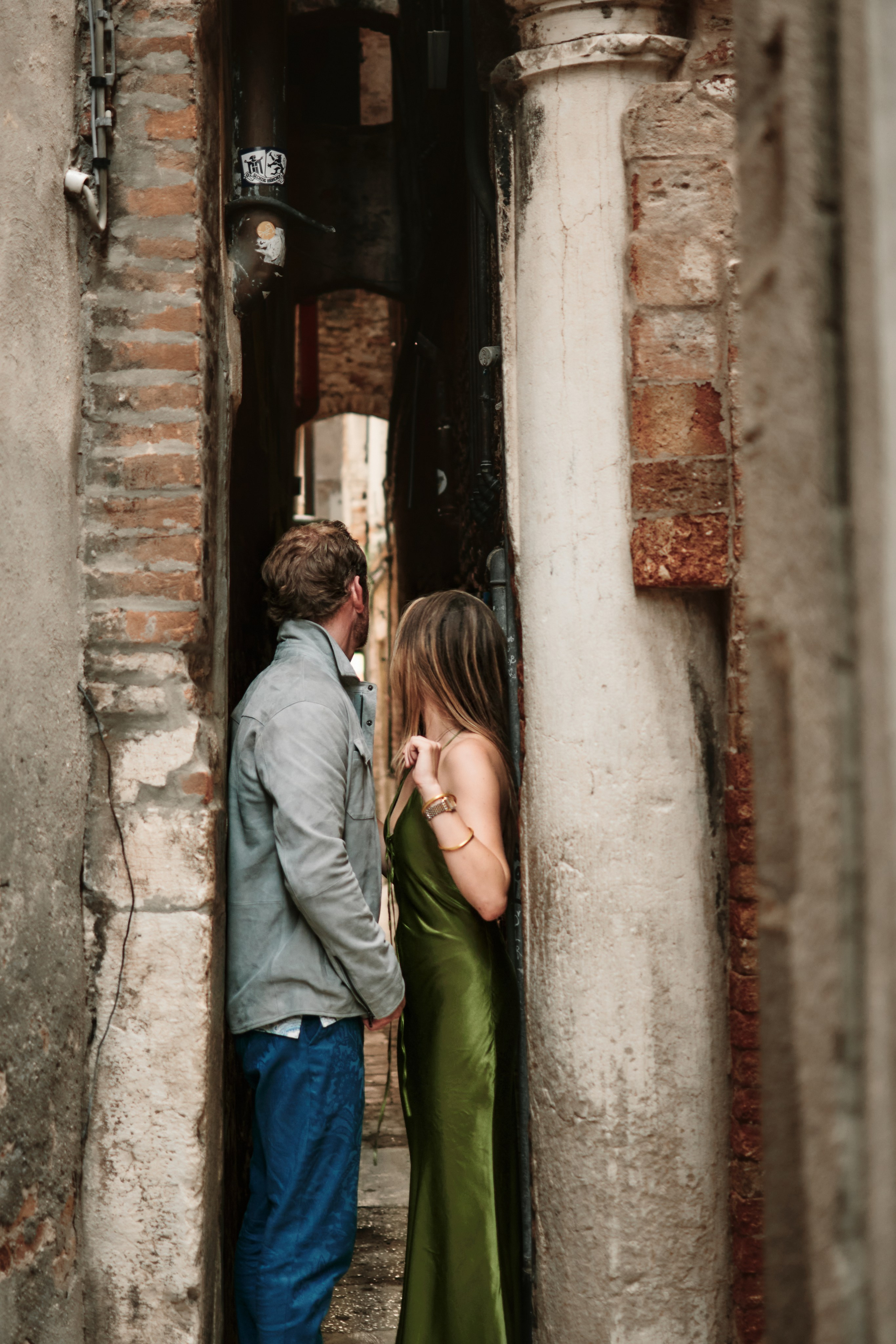 Самая узкая улочка в Венеции. Фотограф в Венеции, Италия. Зотова Яна