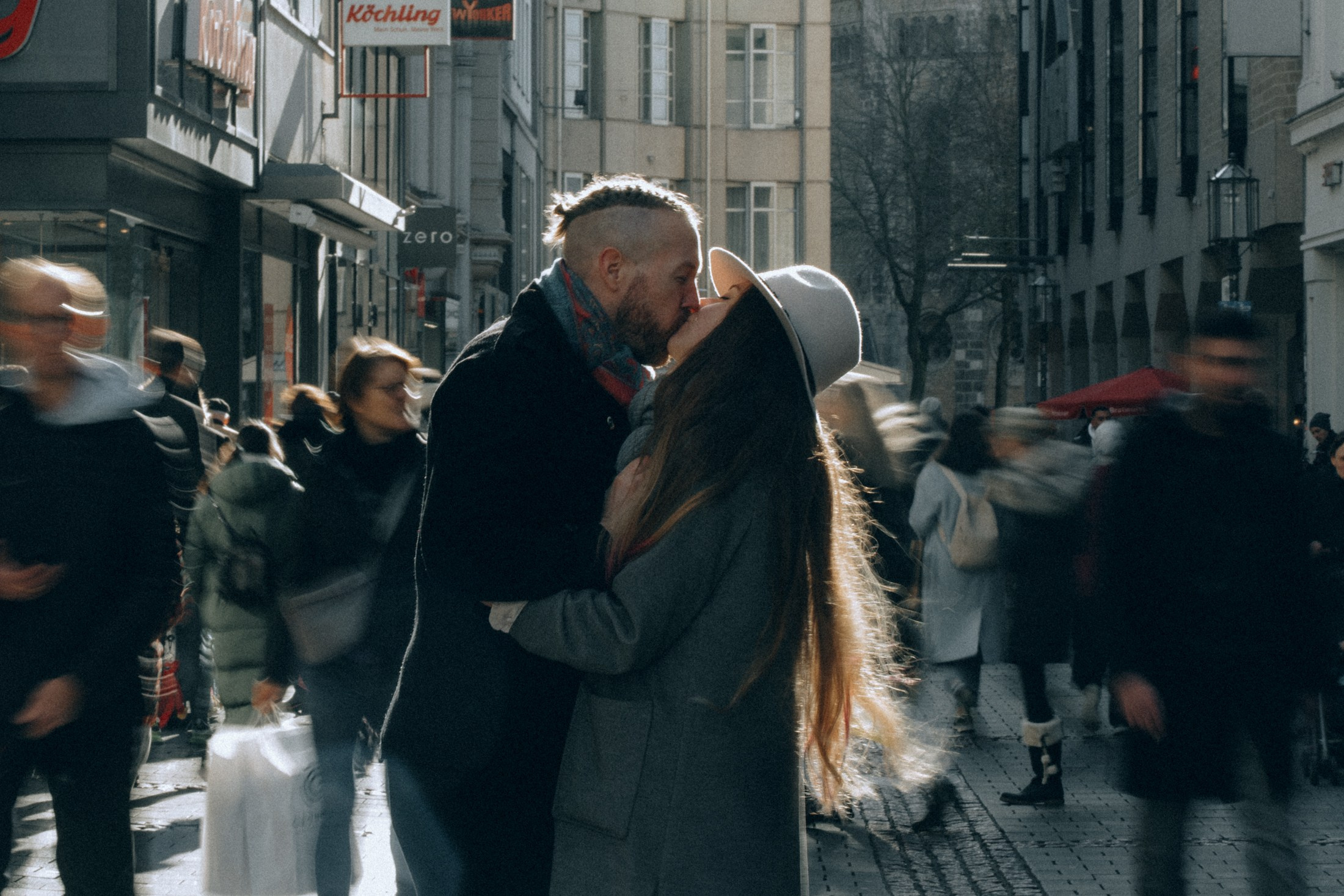 Романтическая прогулка по городу, пара держится за руки – лавстори Дрезден