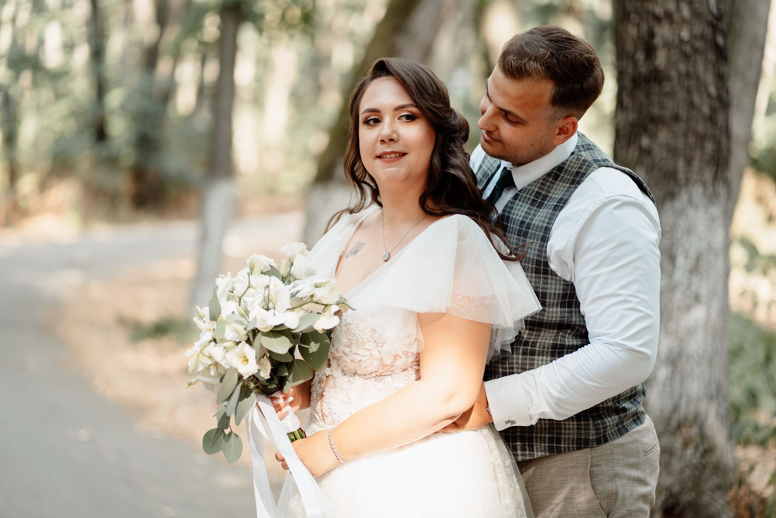 Moment emoționant între miri în ziua nunții, surprins într-un cadru natural și romantic, la Daimon Events. Fotografie de nuntă profesională, editată artistic pentru a evidenția emoția și eleganța evenimentului.