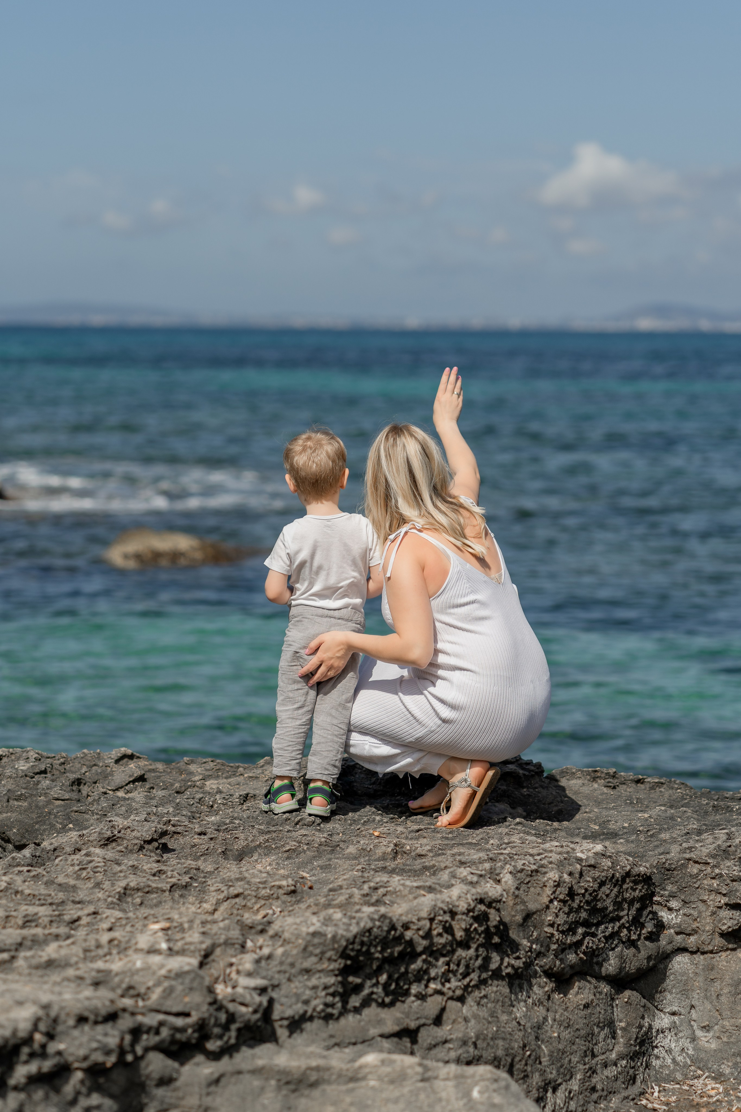 Babybauch-Shooting am Meer auf Mallorca mit Familie. Deine Fotografin auf Mallorca für Familien und Business