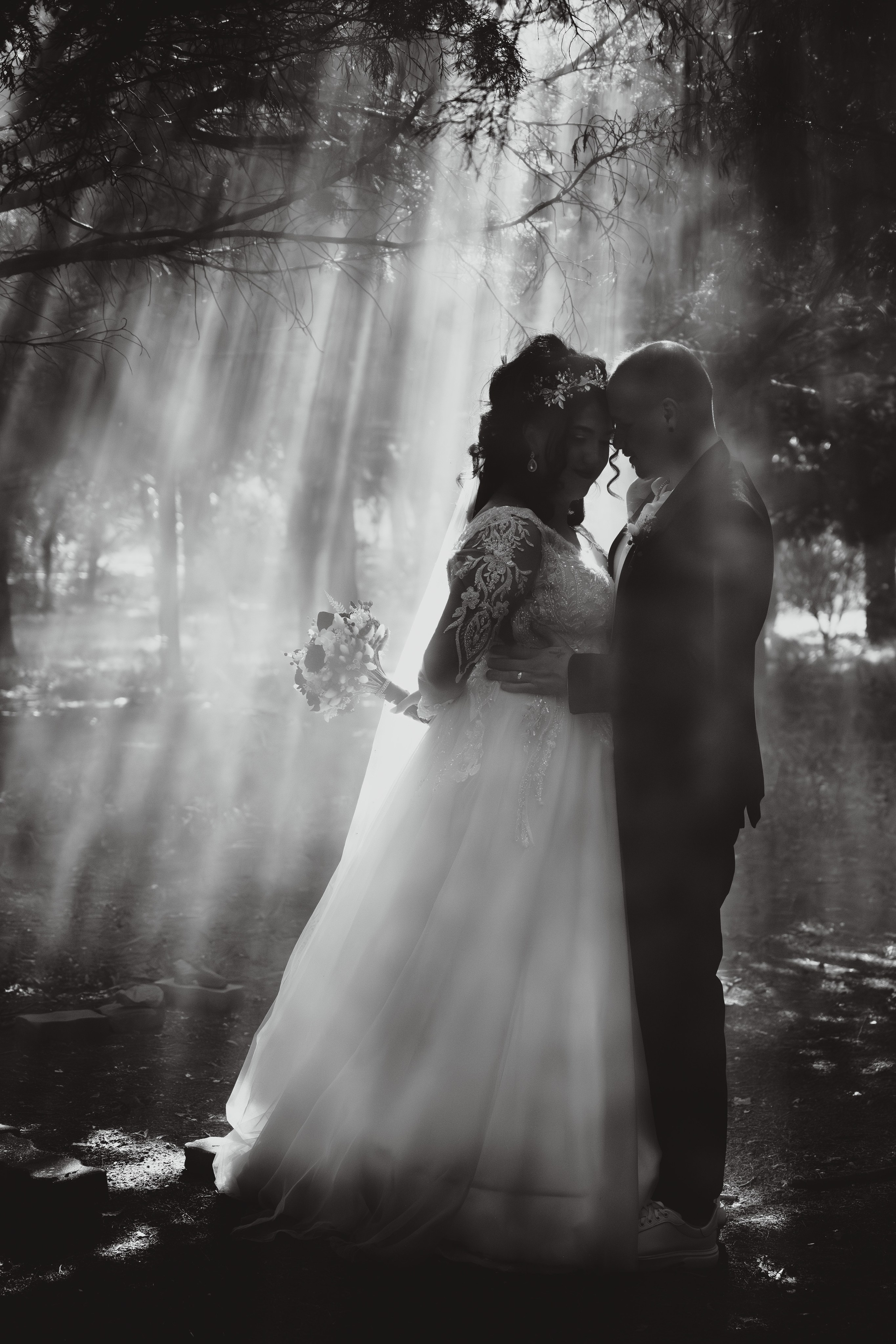 miri în lumină caldă la apus – fotografie romantică nuntă Belgia