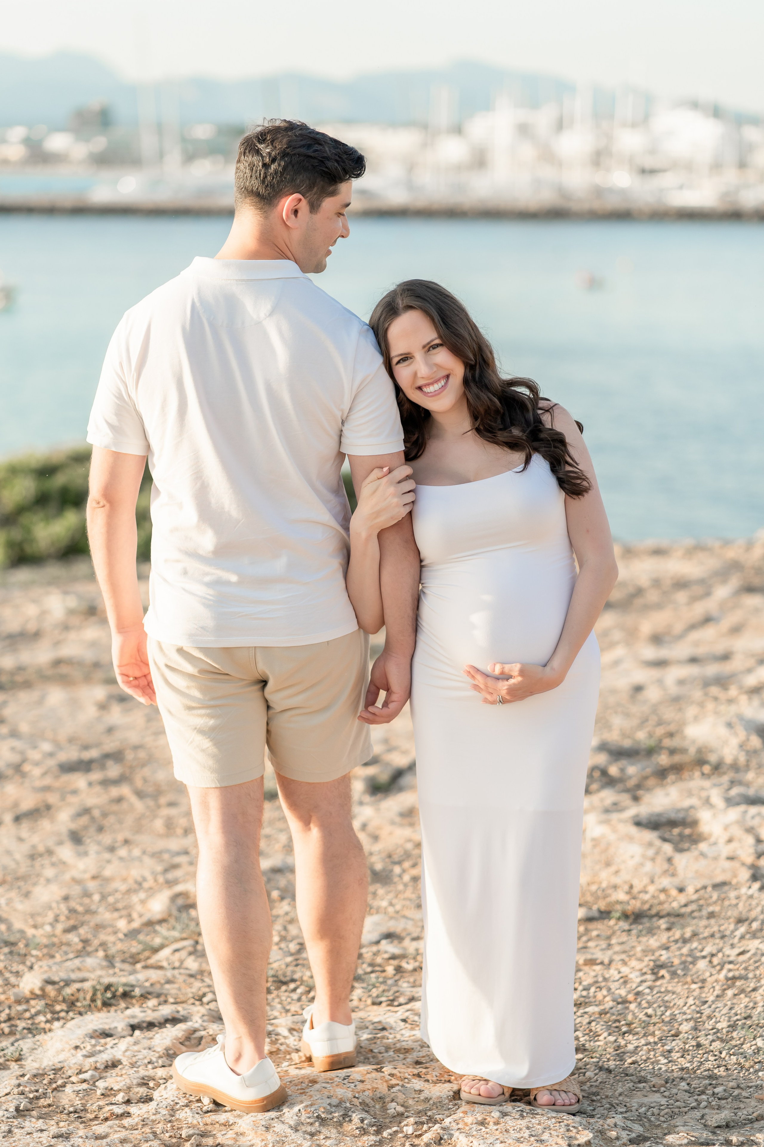 Maternity Photoshoot by the Sea in Mallorca – Natural & Timeless Moments. Deine Fotografin auf Mallorca für Familien und Business