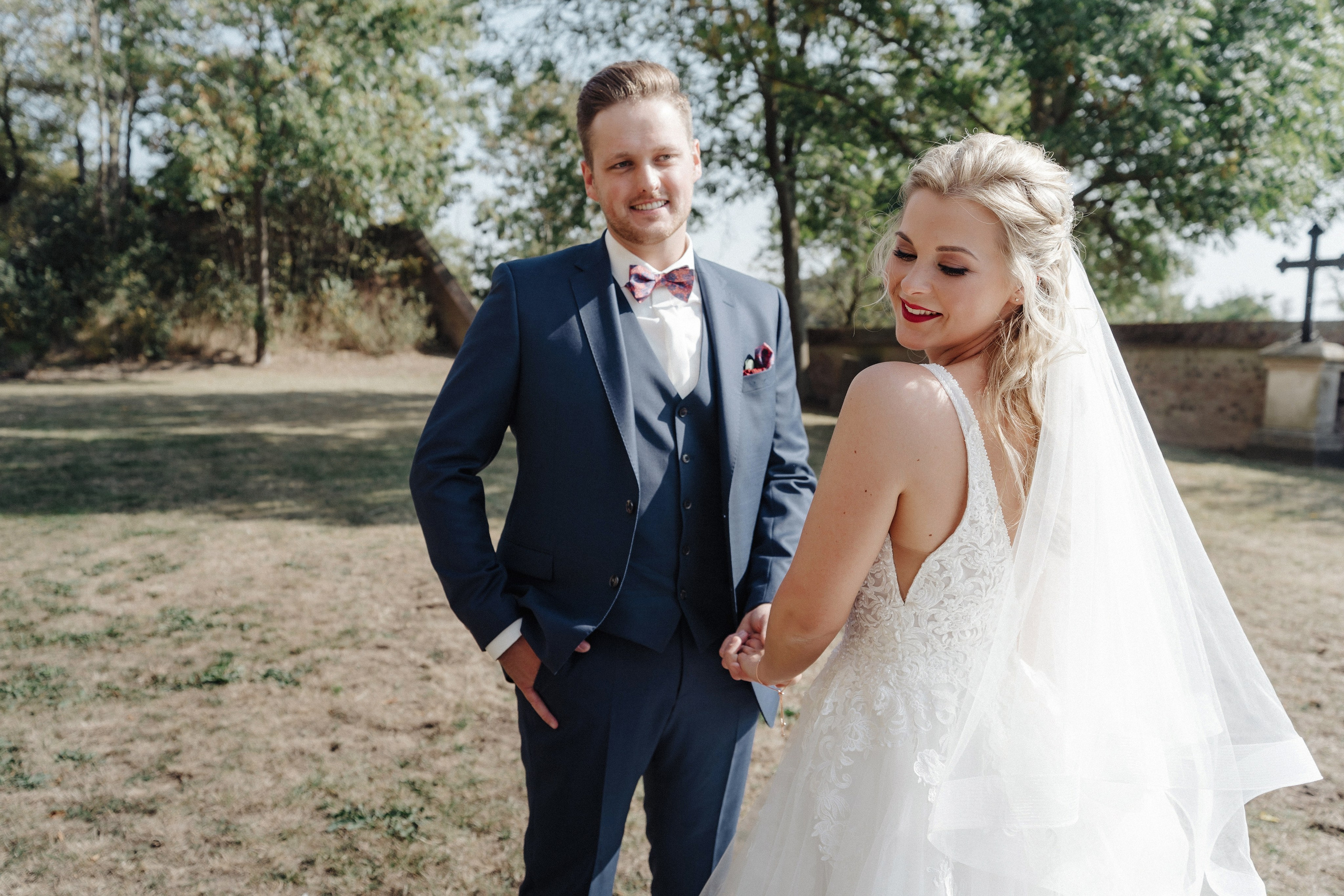 Hochzeitspaar im Freien auf Wiese, romantische Hochzeitsvideografie Bayern Deutschland