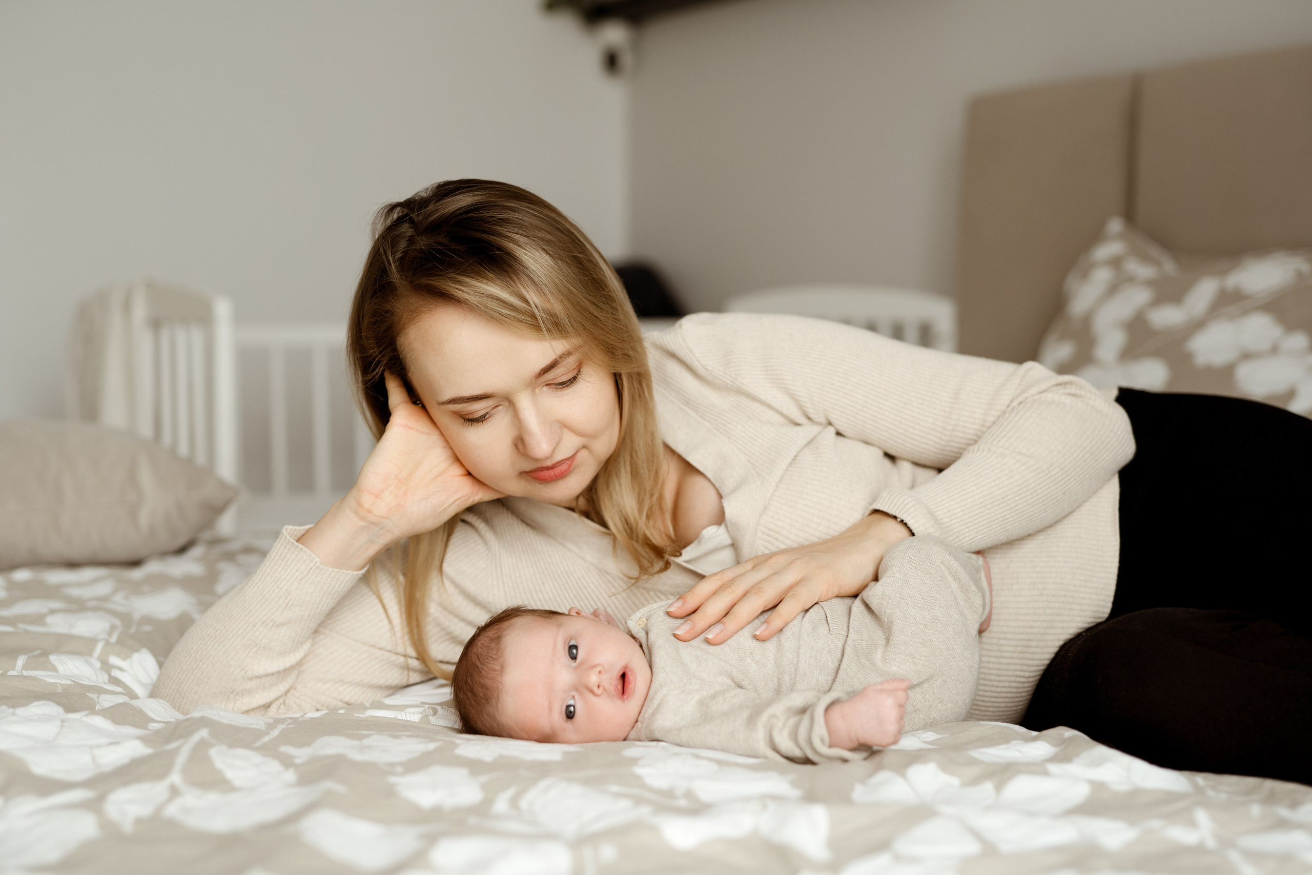 Sesja noworodkowa w domu. Fotograf Łódź - sesja ciążowa, noworodkowa, dziecięca. Studio w Łodzi