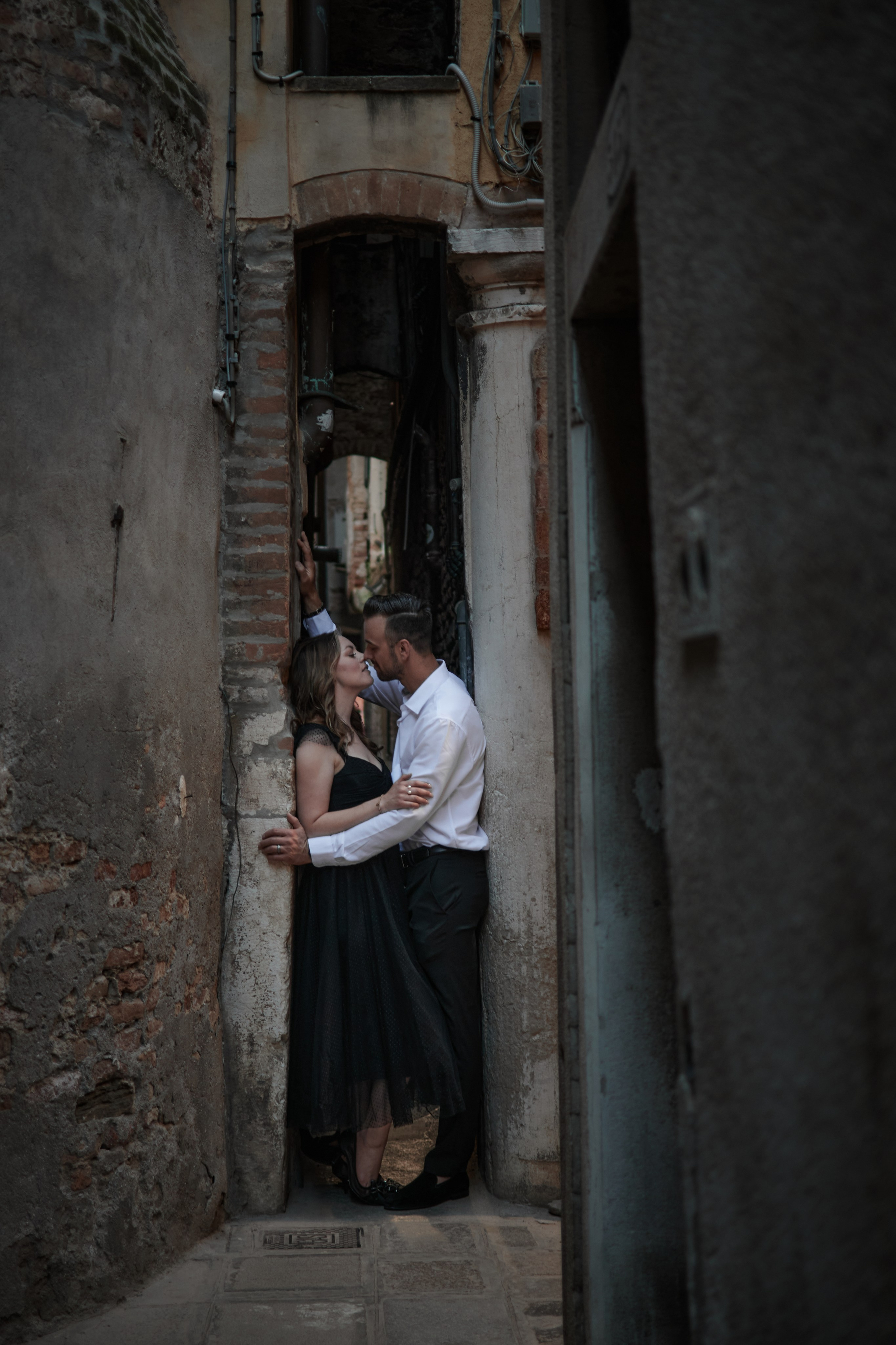 Самая узкая улочка в Венеции. Фотограф в Венеции, Италия. Зотова Яна