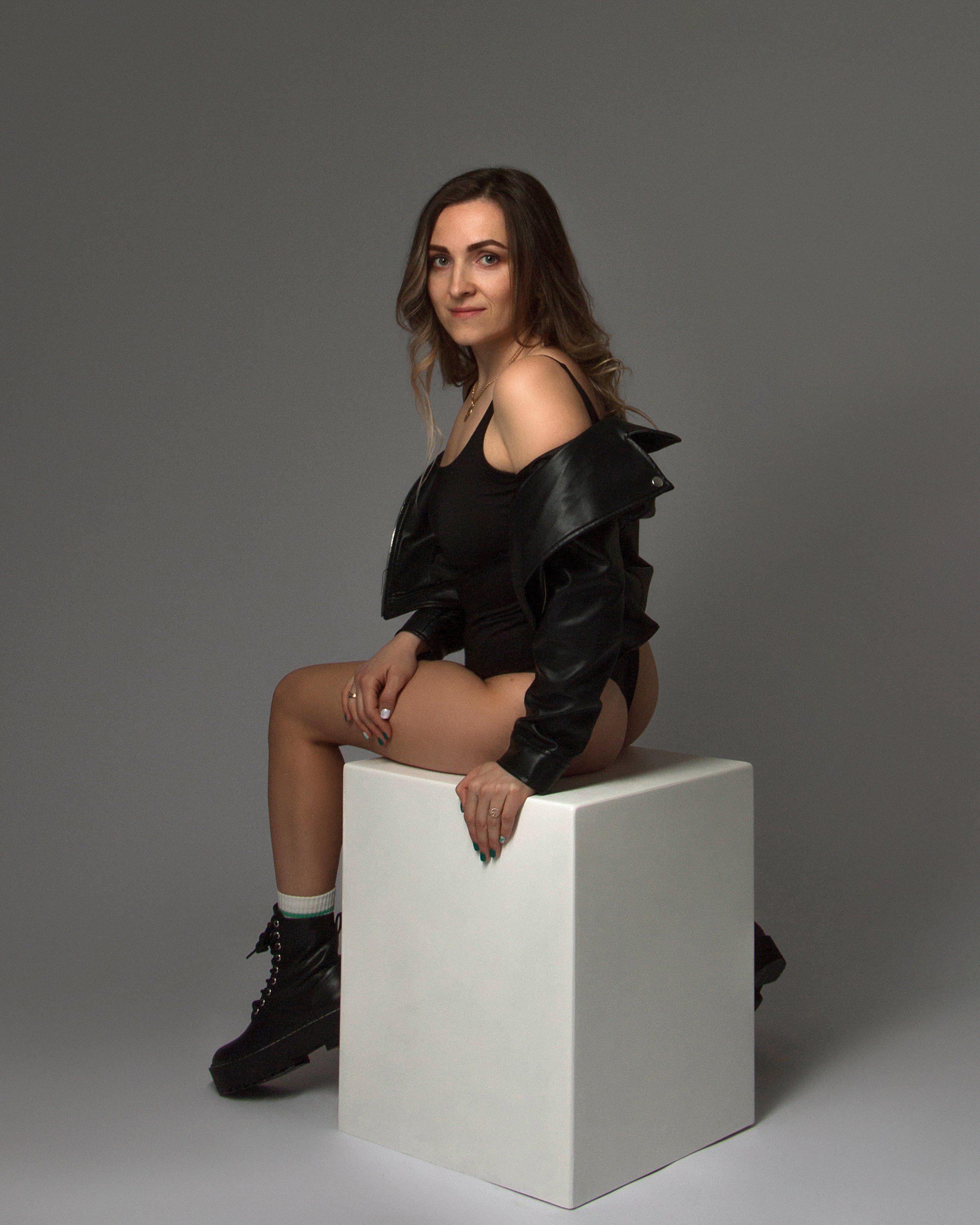  Minimalistisches Porträt – Ekaterina in modischer Lederjacke