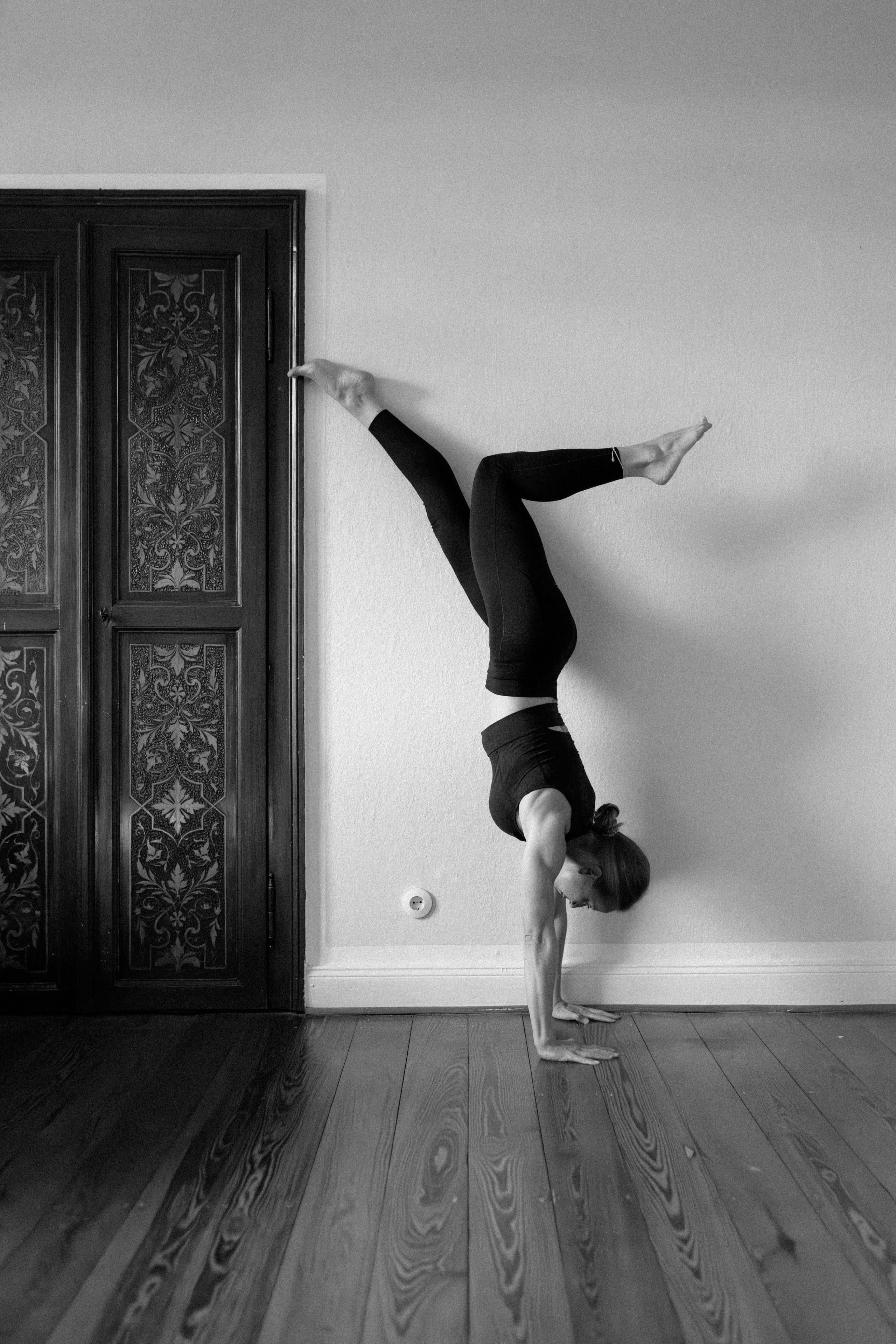 Frau, die Yoga als Sportart praktiziert und dabei ihre Flexibilität und Kraft trainiert