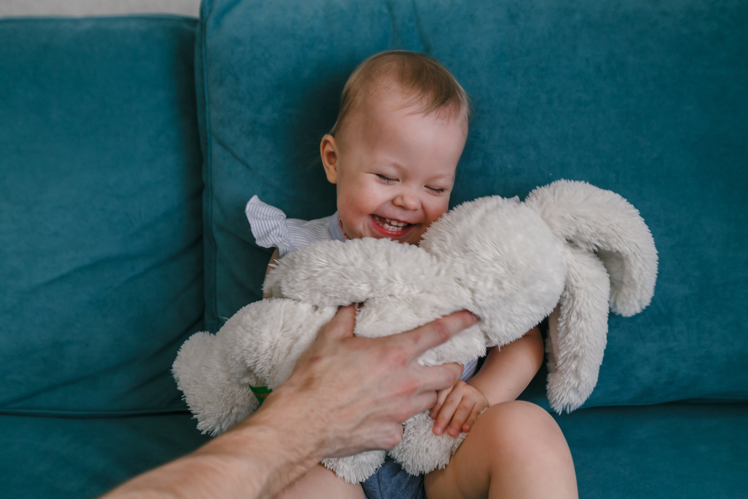 retrato de un niño en casa con su juguete favorito
