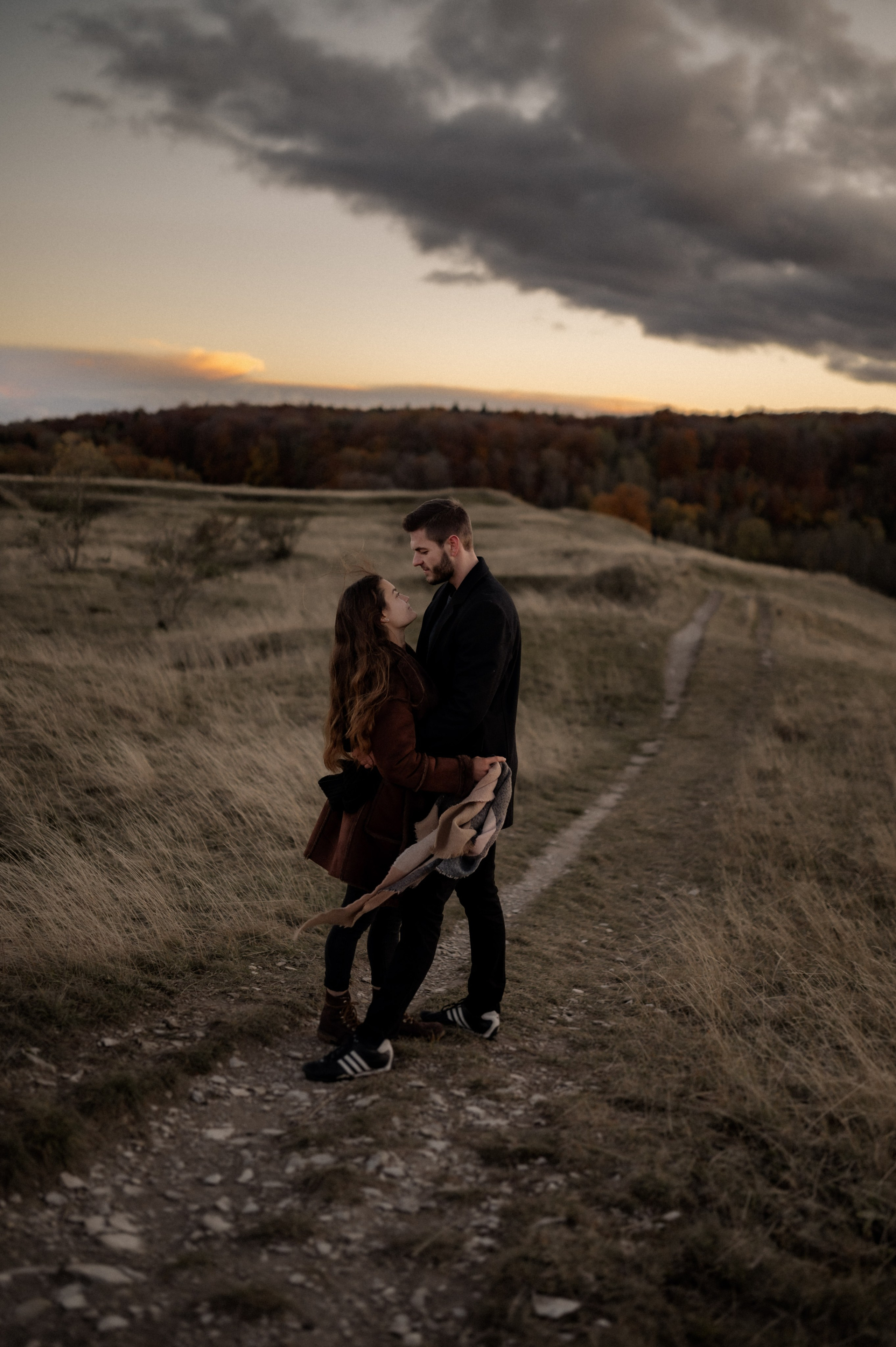 Wenn der Wind flüstert | Paarshooting am Gelben Berg. Фотограф в Нюрнберге Ирина Менерт из Ансбаха