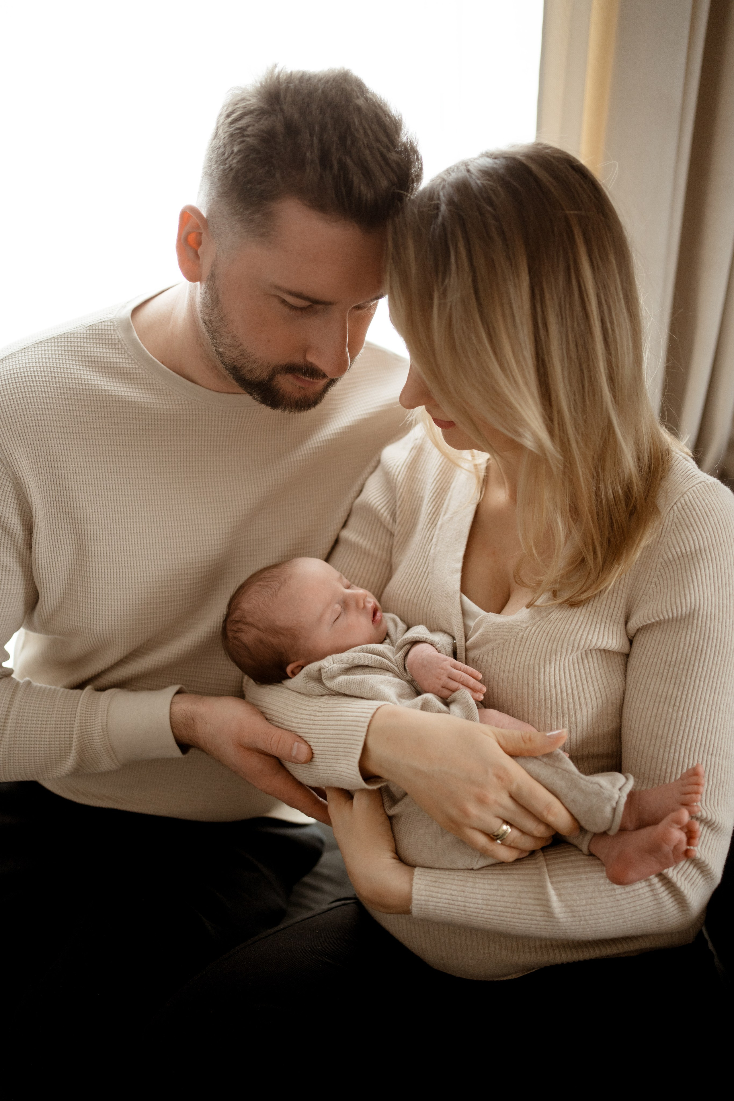 Sesja noworodkowa w domu. Fotograf Łódź - sesja ciążowa, noworodkowa, dziecięca. Studio w Łodzi