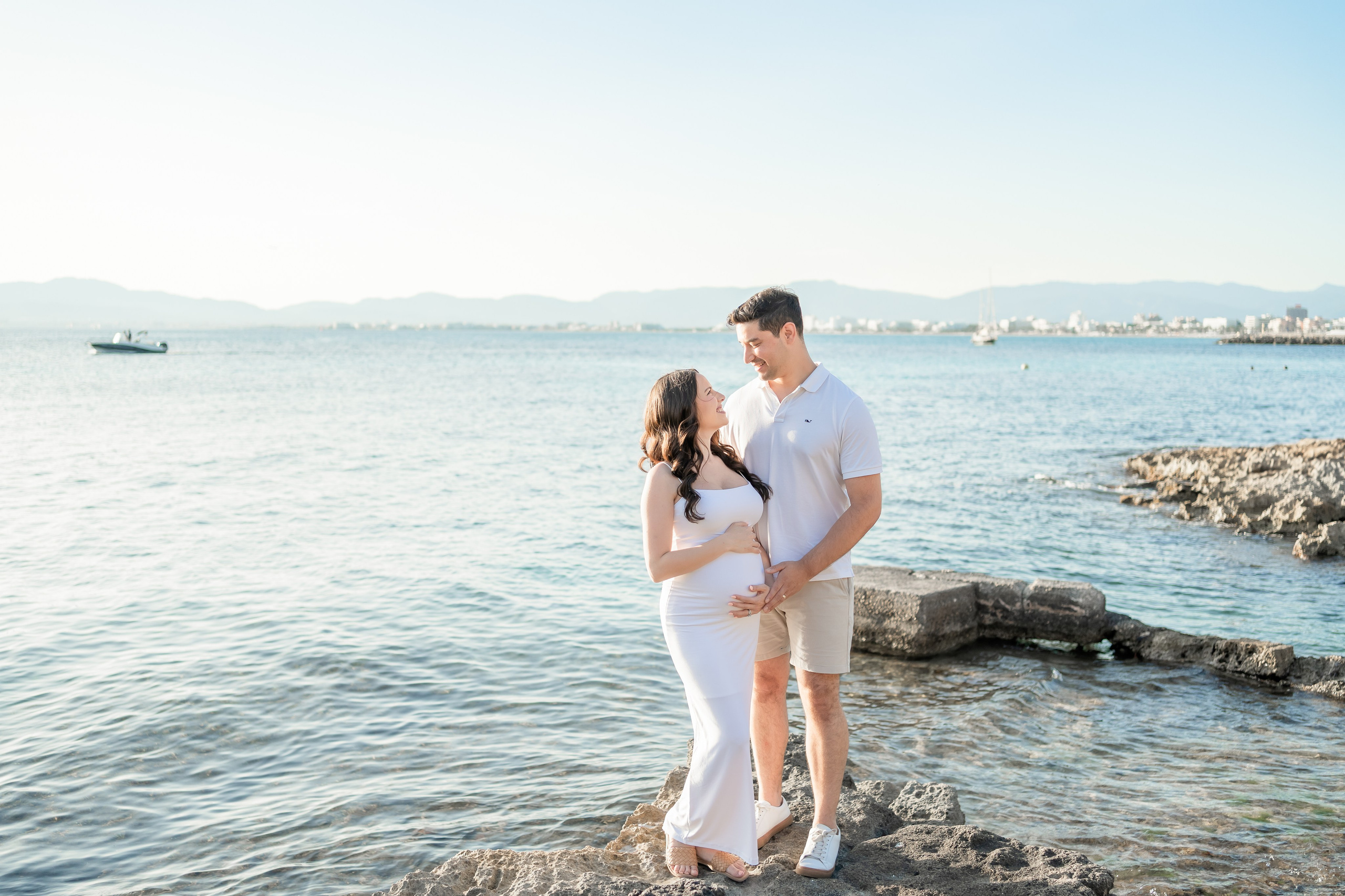Maternity Photoshoot by the Sea in Mallorca – Natural & Timeless Moments. Deine Fotografin auf Mallorca für Familien und Business