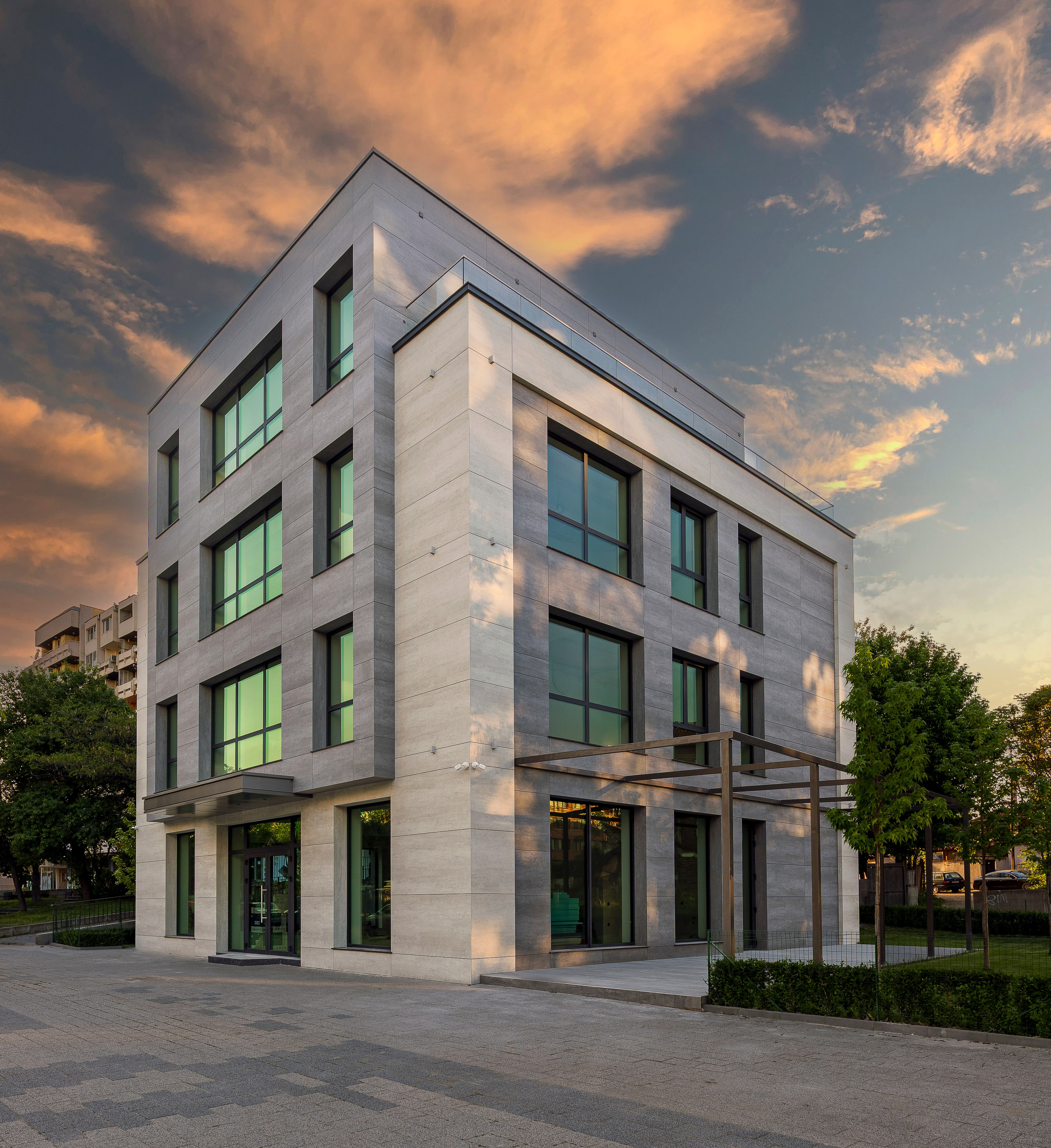 Екстериор на бизнес сграда. Професионален фотограф в Пловдив и областта