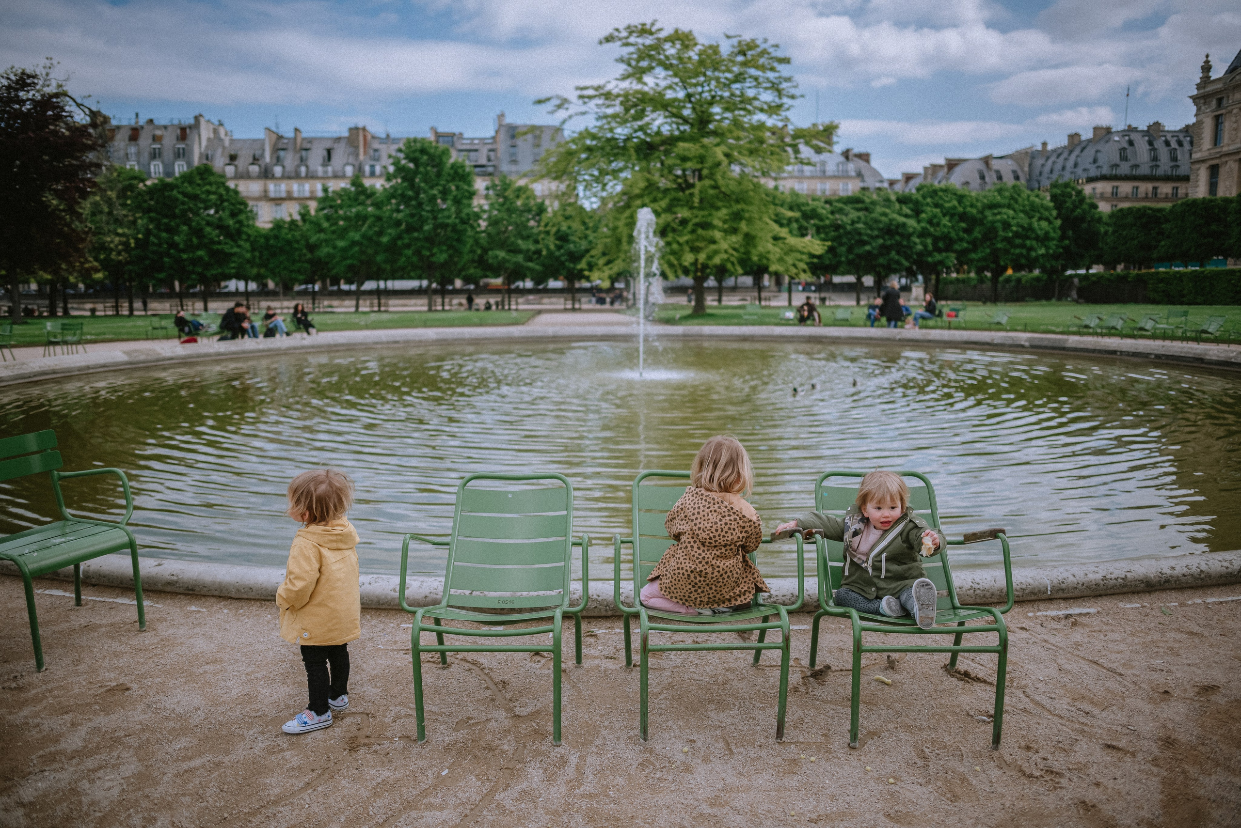 Lifestyle family walk in Tuileries Gardens. Ksenia Marchand/ Lifestyle photographer in Paris
