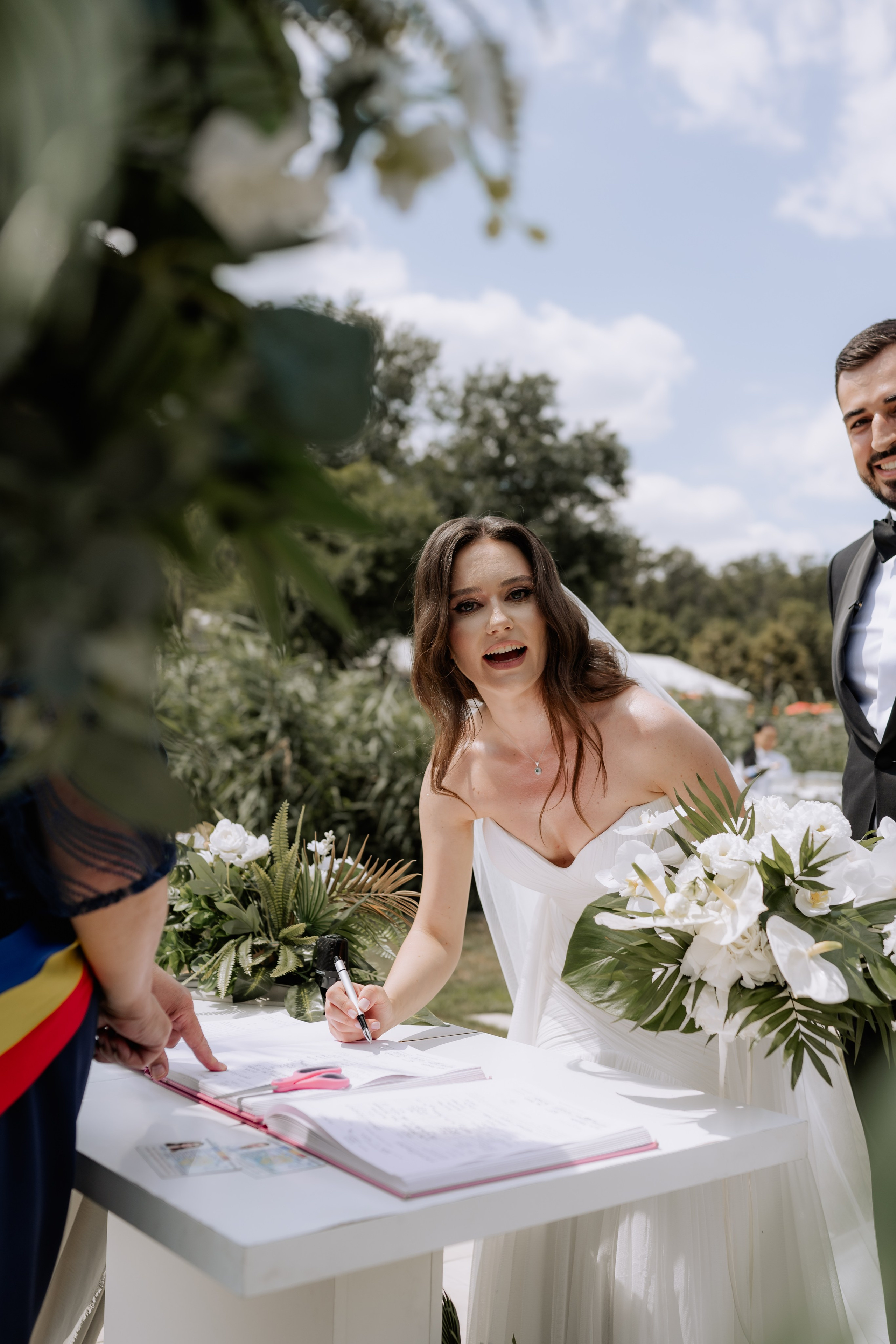 Cununie civila in aer liber , artificii de zi colorate , decor nunta , nunta la Hotel Traian. Proud Vision Weddings | Wedding Photography & Film — Servicii profesionale Foto Video Nunta Iasi