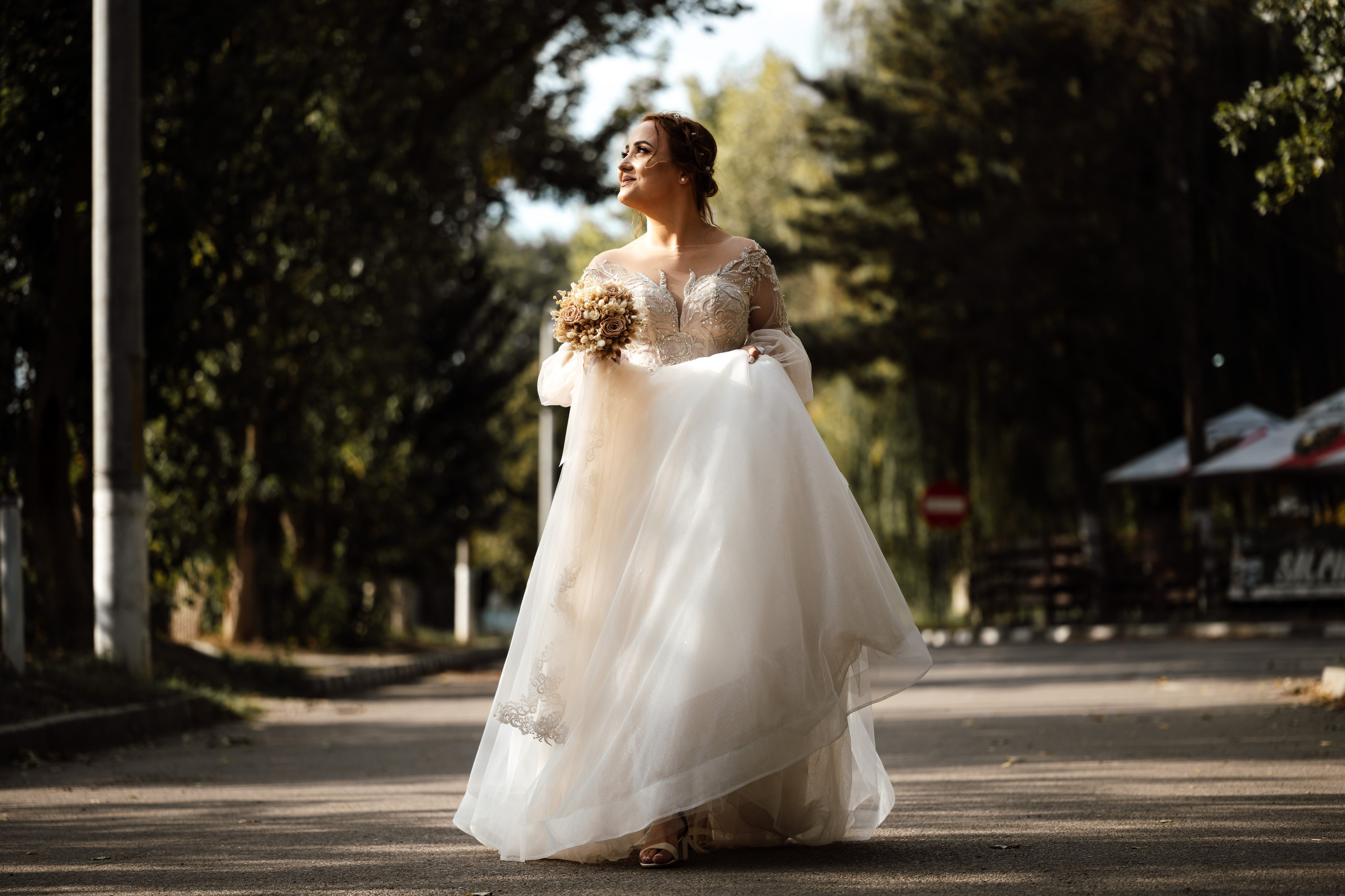 mireasă zâmbitoare în lumina soarelui – fotograf nuntă