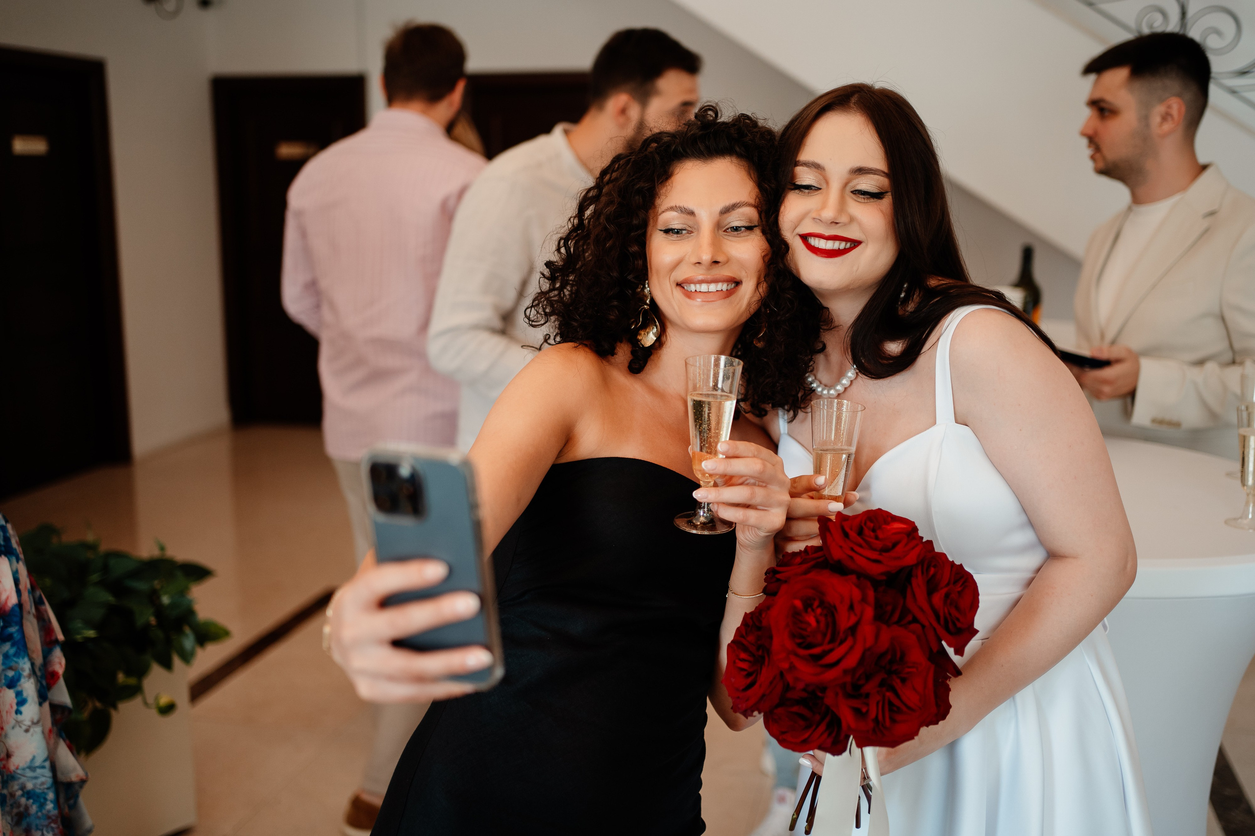 Miri fericiți în fața oficiului stării civile din Ilfov, celebrând începutul unei noi vieți împreună. Fotografie de cununie civilă, capturând naturalețea și bucuria momentului special.