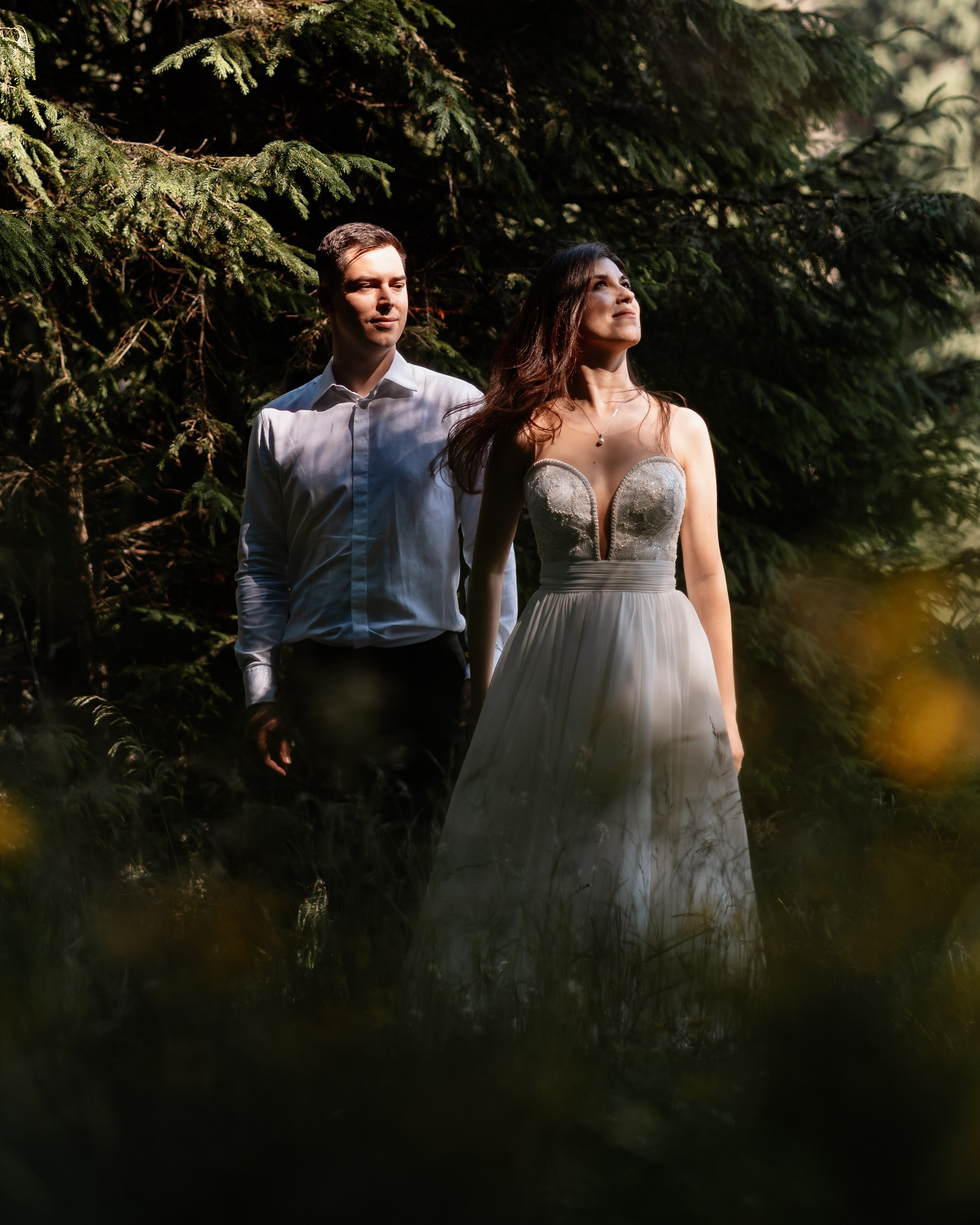 Moment emoționant între miri în ziua nunții, surprins într-un cadru natural și romantic, la Lacul Bolboci. Fotografie de nuntă profesională, editată artistic pentru a evidenția emoția și eleganța evenimentului.