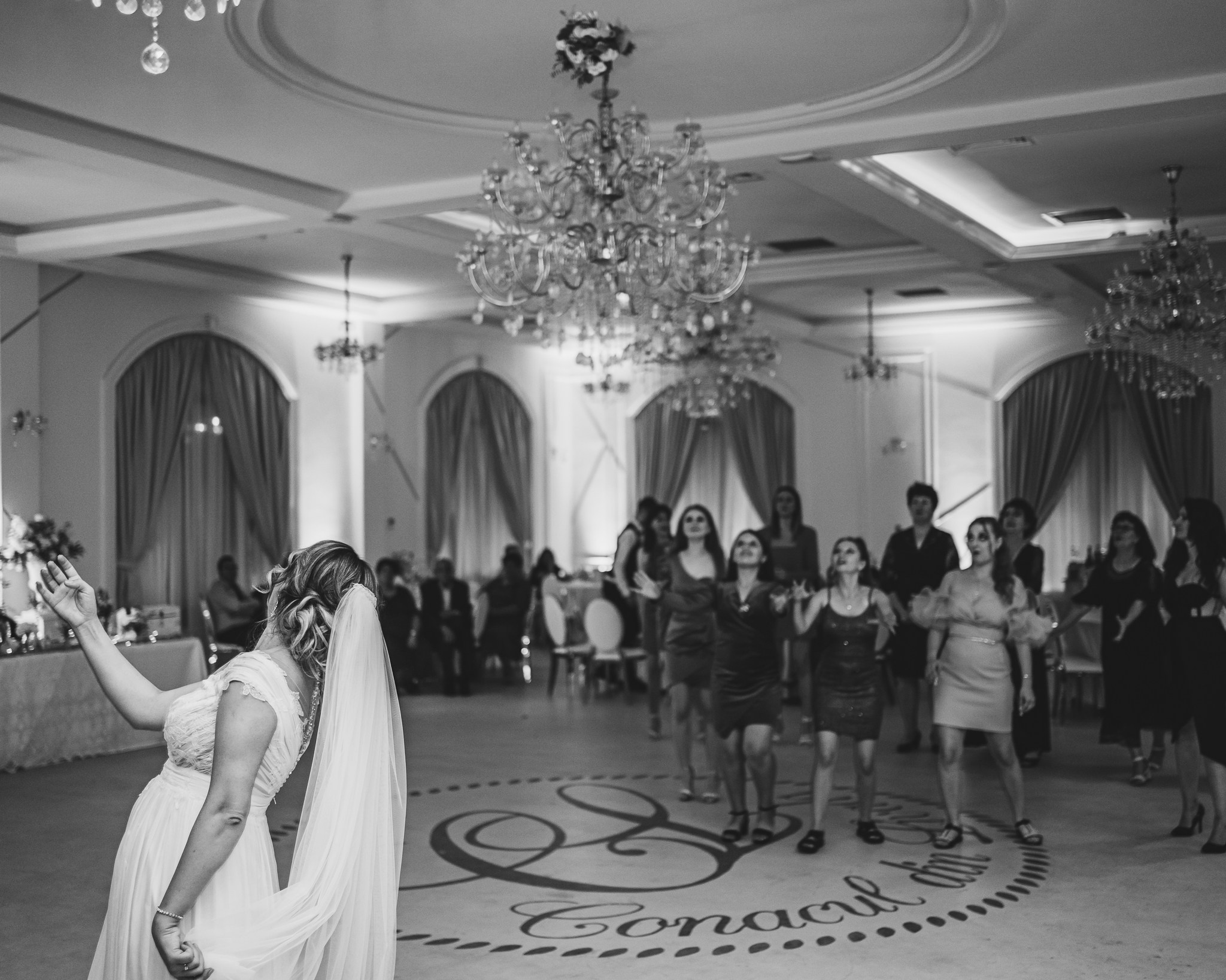 Moment emoționant între miri în ziua nunții, surprins într-un cadru natural și romantic, la Conacul din Livada. Fotografie de nuntă profesională, editată artistic pentru a evidenția emoția și eleganța evenimentului.