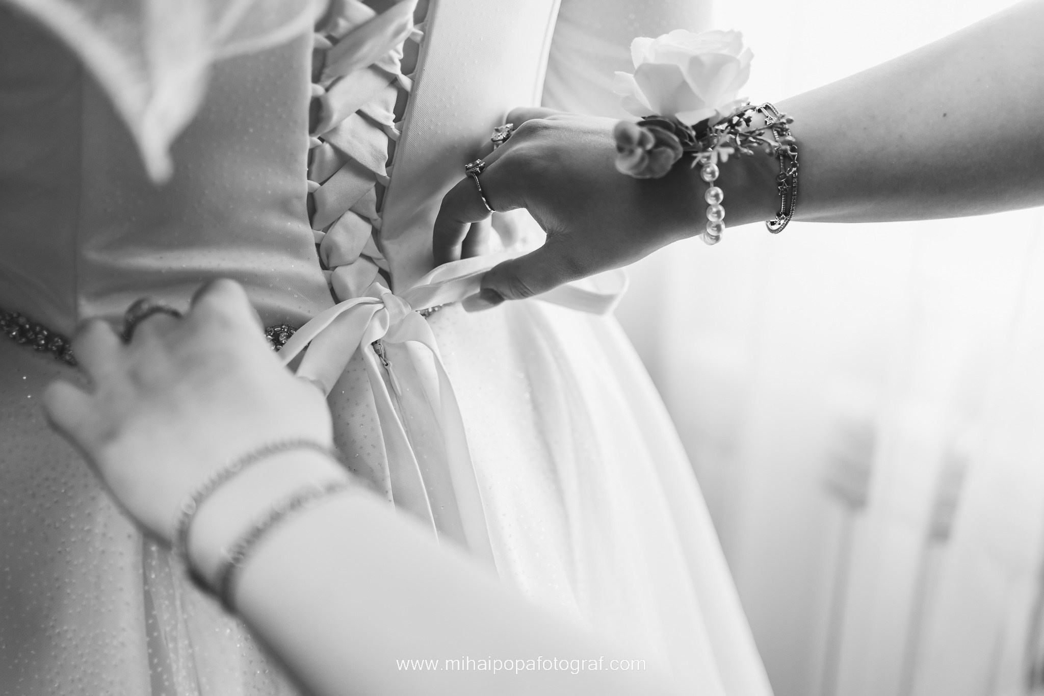 Moment emoționant între miri în ziua nunții, surprins într-un cadru natural și romantic, la Cazinoul Constanta. Fotografie de nuntă profesională, editată artistic pentru a evidenția emoția și eleganța evenimentului.