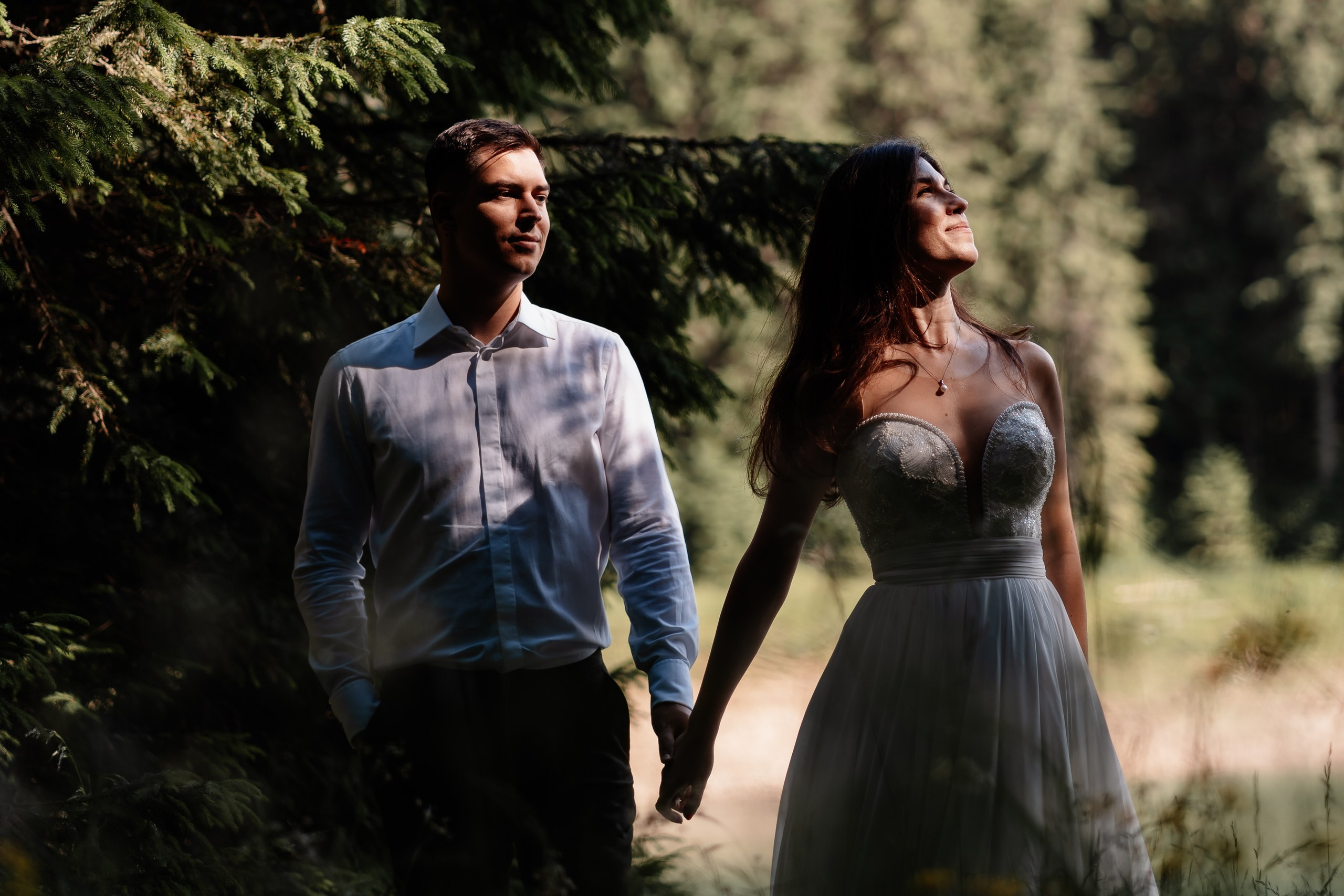 Moment emoționant între miri în ziua nunții, surprins într-un cadru natural și romantic, la Lacul Bolboci. Fotografie de nuntă profesională, editată artistic pentru a evidenția emoția și eleganța evenimentului.