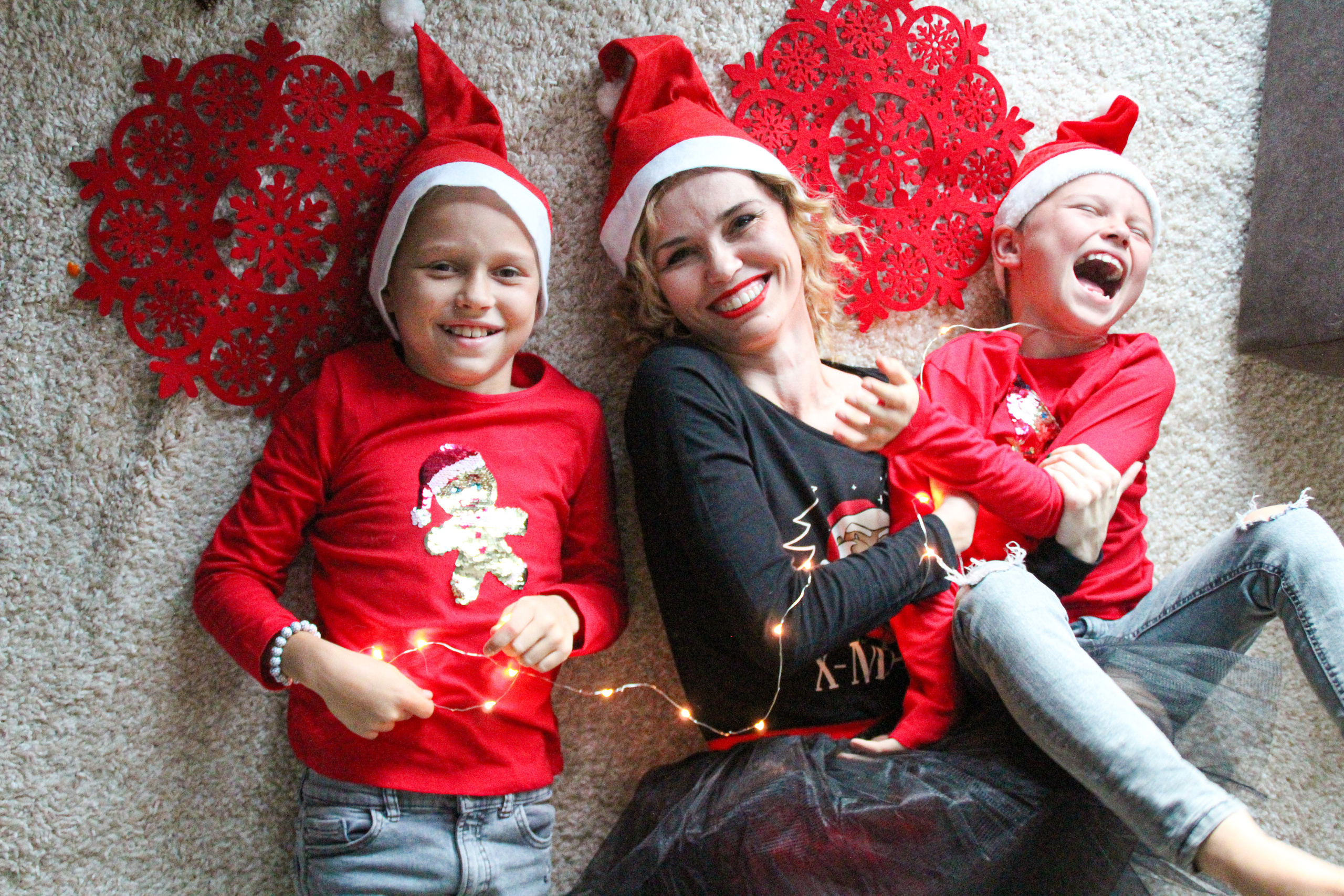Navidad en casa. Irina con sus niños. Фотограф в Матаро, Барселона. Евгения Шихина