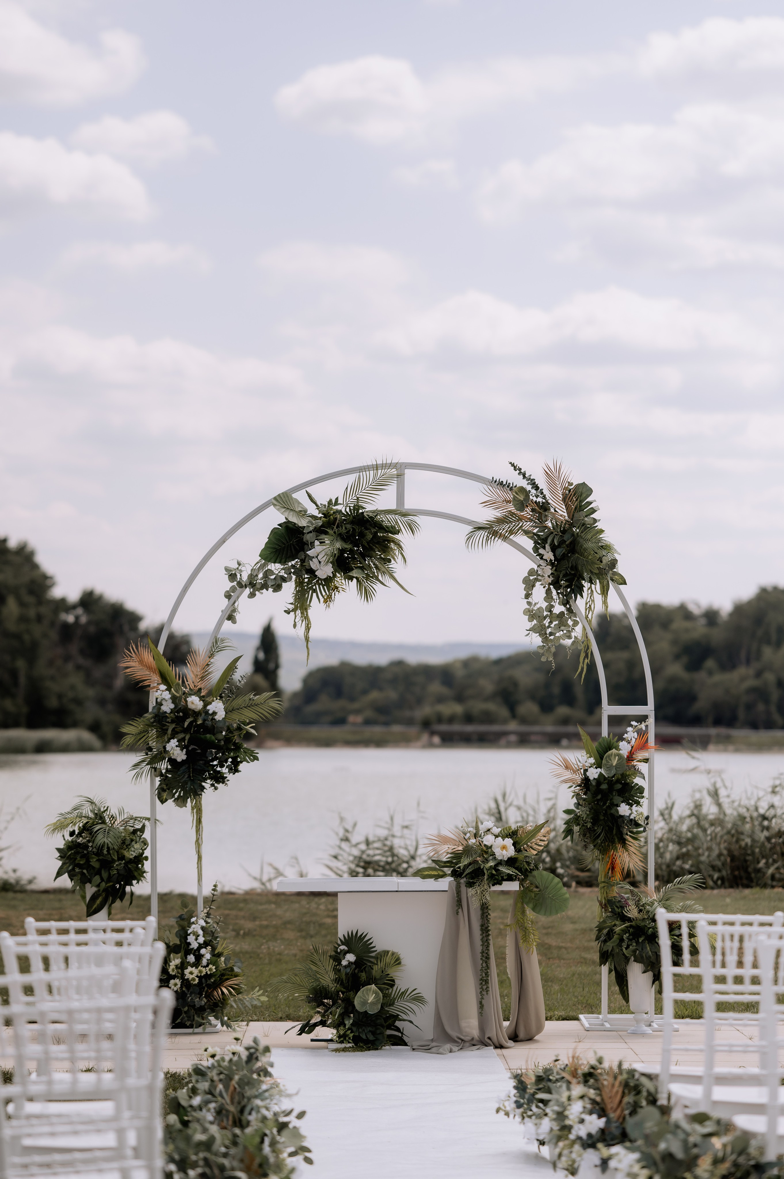 Cununie civila in aer liber , artificii de zi colorate , decor nunta , nunta la Hotel Traian. Proud Vision Weddings | Wedding Photography & Film — Servicii profesionale Foto Video Nunta Iasi