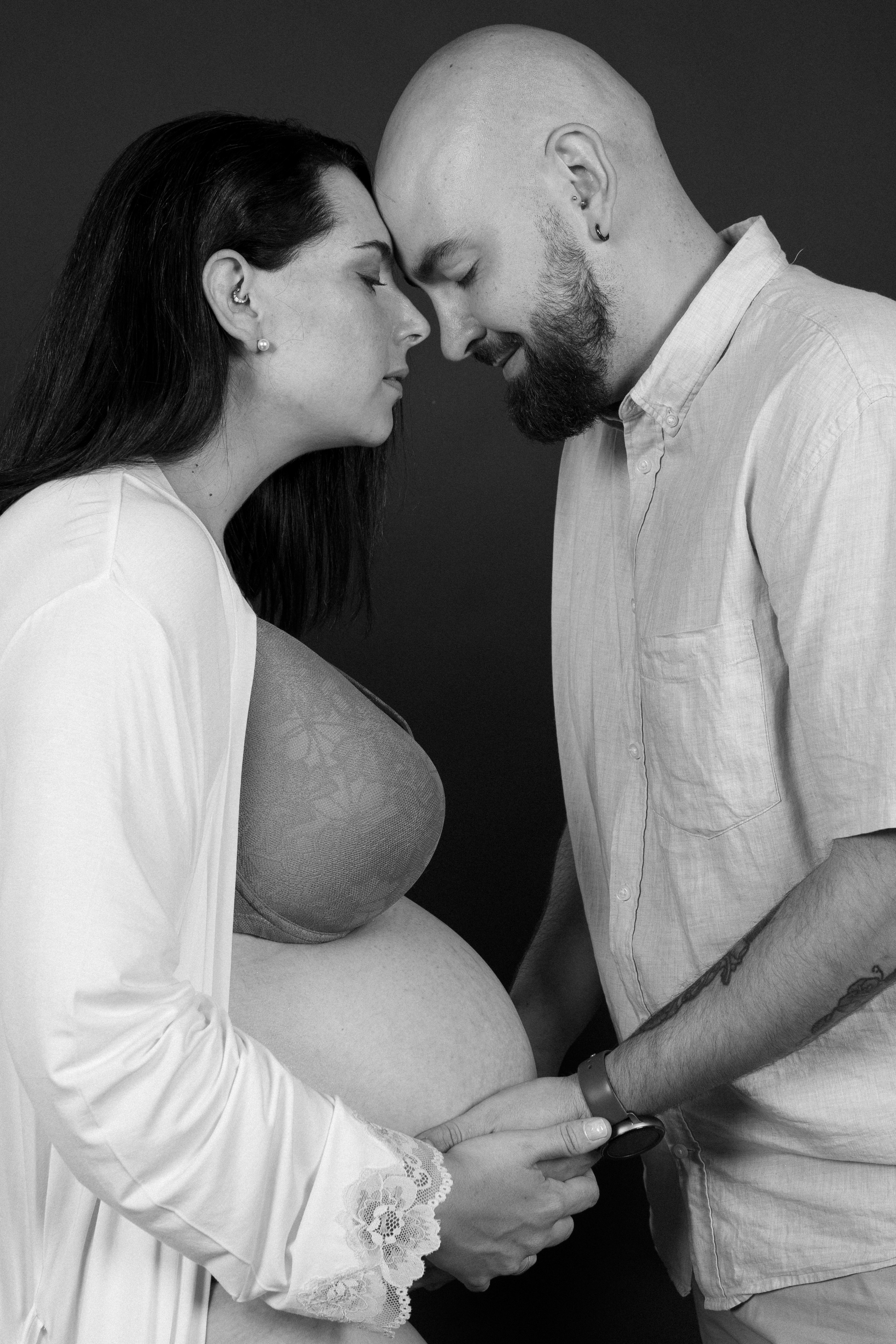 Imagen de futura mamá con vestido de estudio en sesión de embarazo – Rainbox, Torrejón de Ardoz