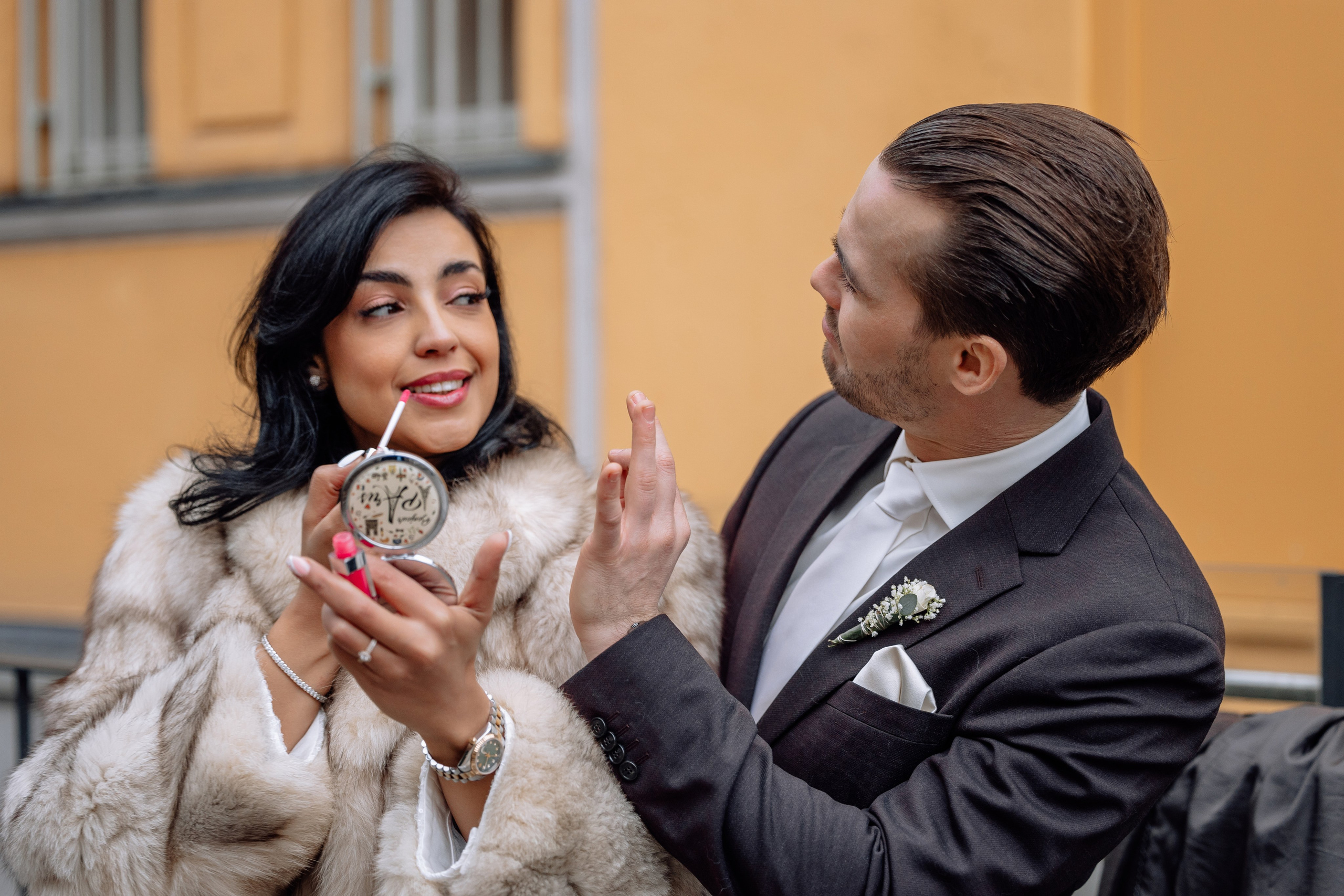 Braut und Bräutigam stehen nah beieinander – glückliche Momente Mandlstraße 14