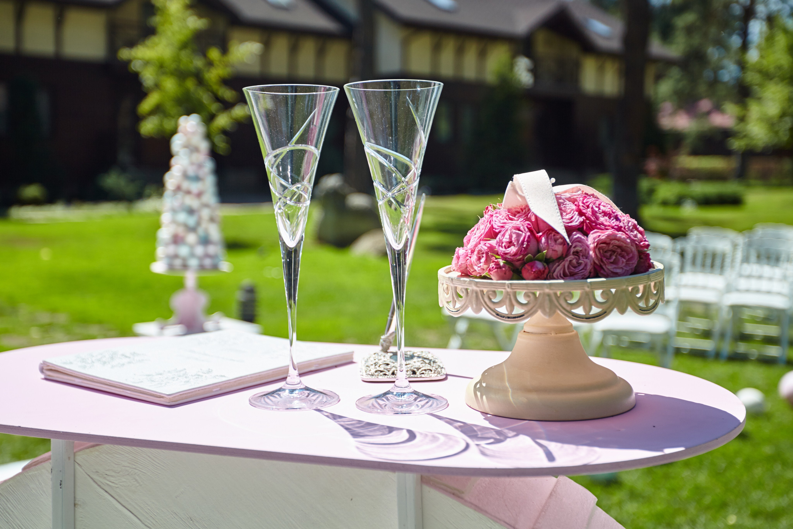 Détails de cérémonie de mariage en plein air : flûtes de champagne, bagues et pâtisserie romantique