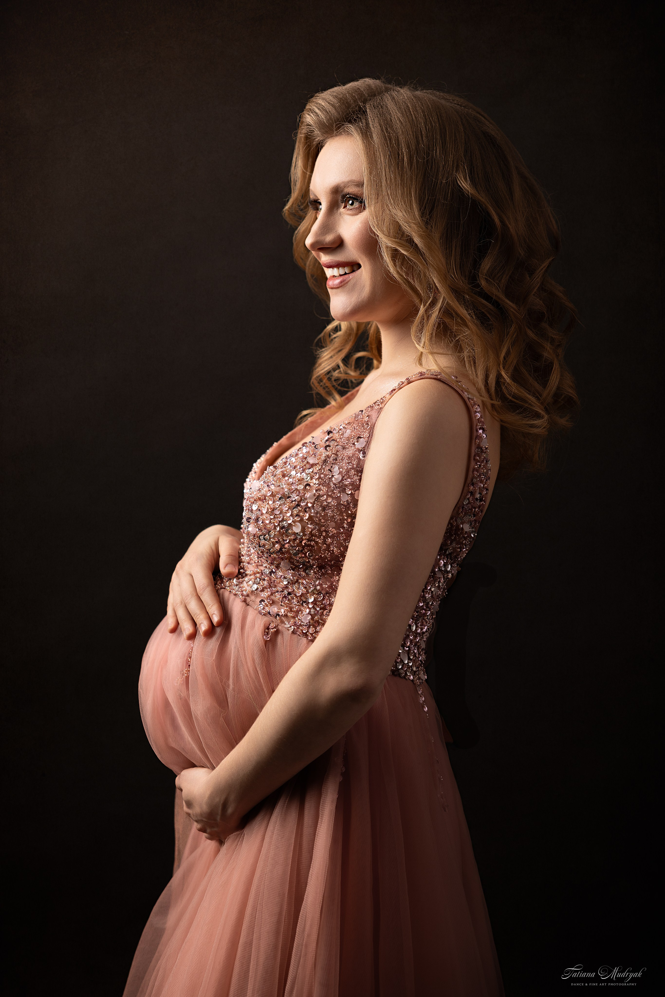 Maternity Photoshoot in Dresden — Studio & Outdoor. Family & Maternity Photographer in Dresden Tatiana Mudryak