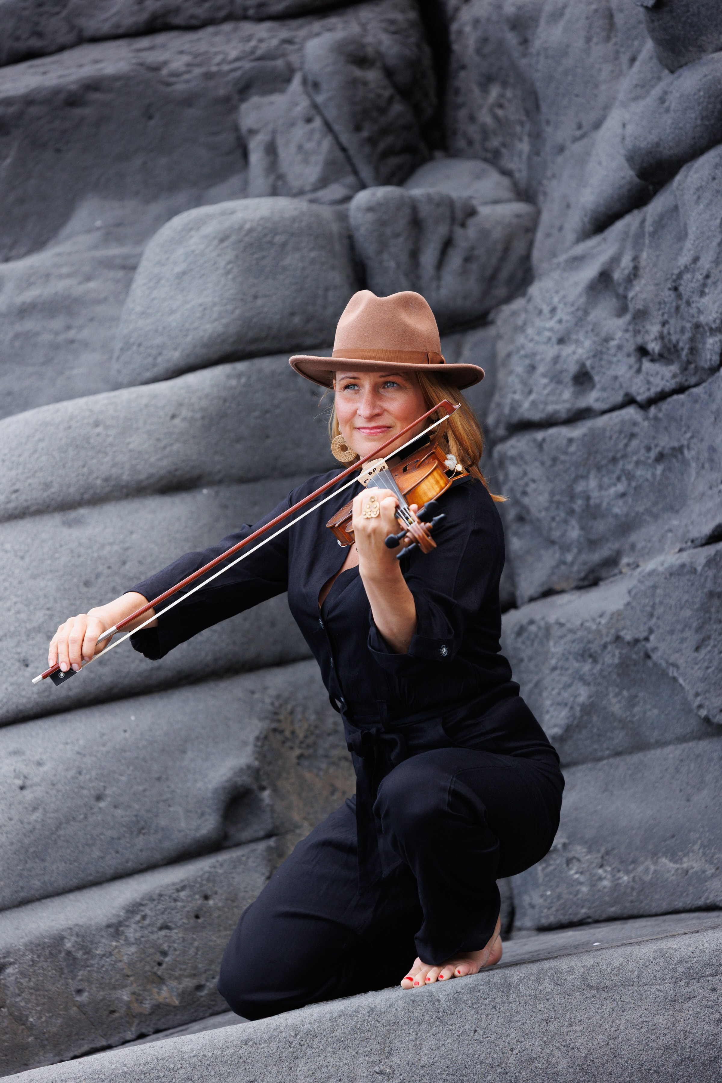 Séance photo portrait avec violon dans la pierre de Grande Canarie