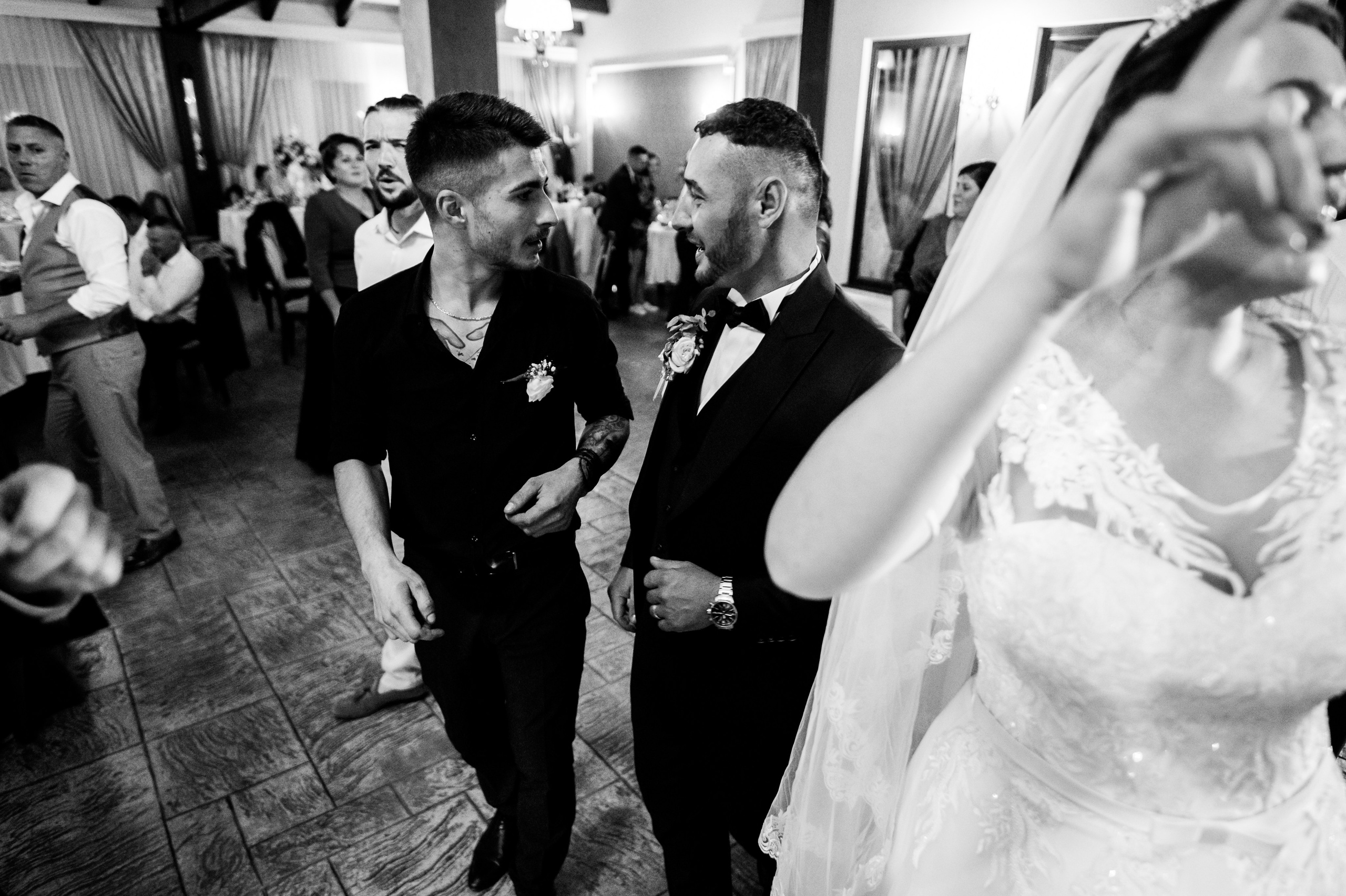 Fotograf profesionist de nuntă. Cu o abordare creativă și tehnici unice, spunem povestea voastră prin imagini pline de iubire și naturalețe. Descoperă arta fotografiei de nuntă . Fotograf Iasi, fotograf de nunta Suceava. Fotografii de nuntă. Pachet fotografii de nuntă. Fotograf Iasi, fotograf Suceava, fotograf Botosani, fotograf Romania. Servicii foto nuntă. Servicii foto-video.