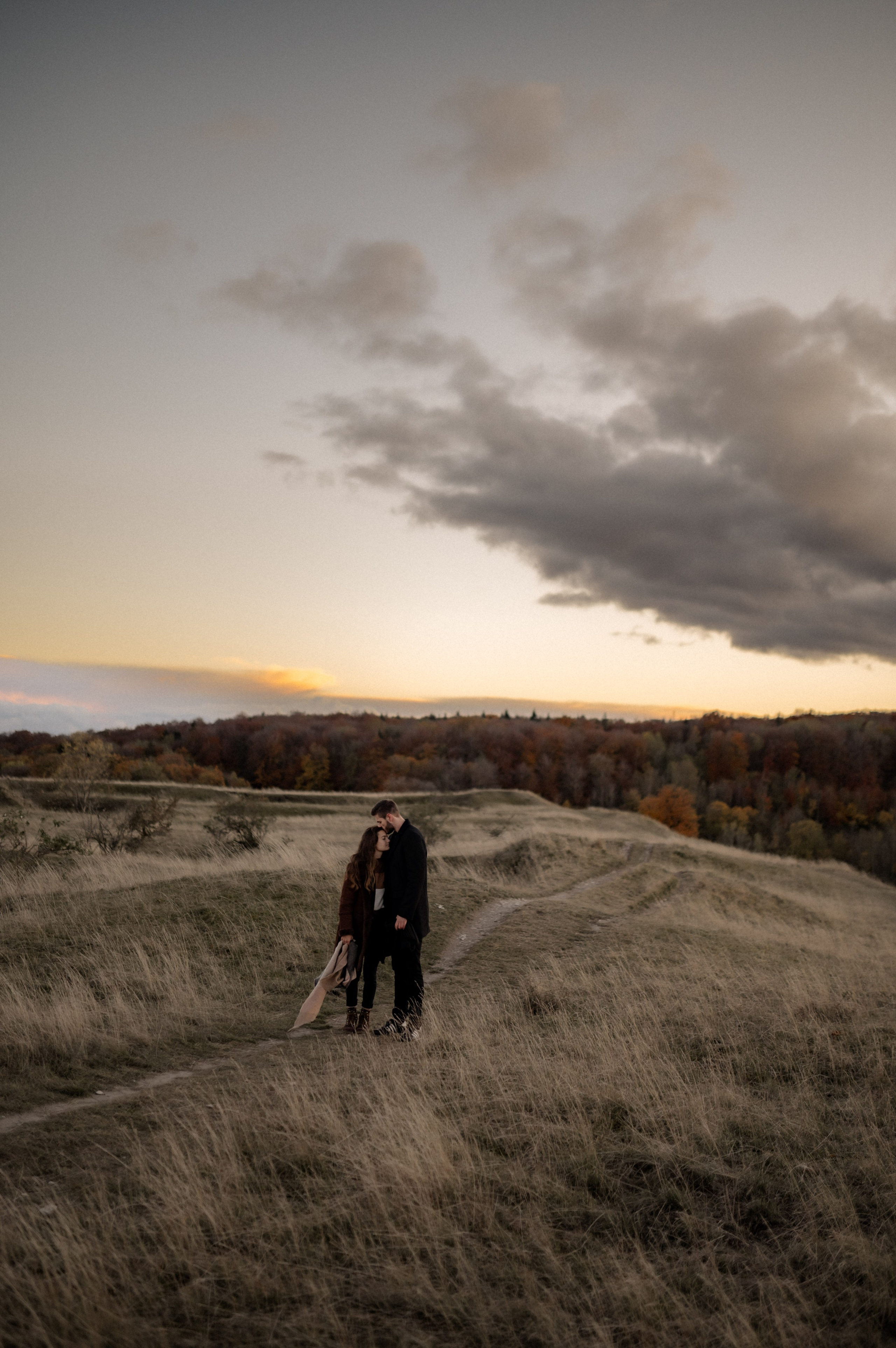 Wenn der Wind flüstert | Paarshooting am Gelben Berg. Фотограф в Нюрнберге Ирина Менерт из Ансбаха
