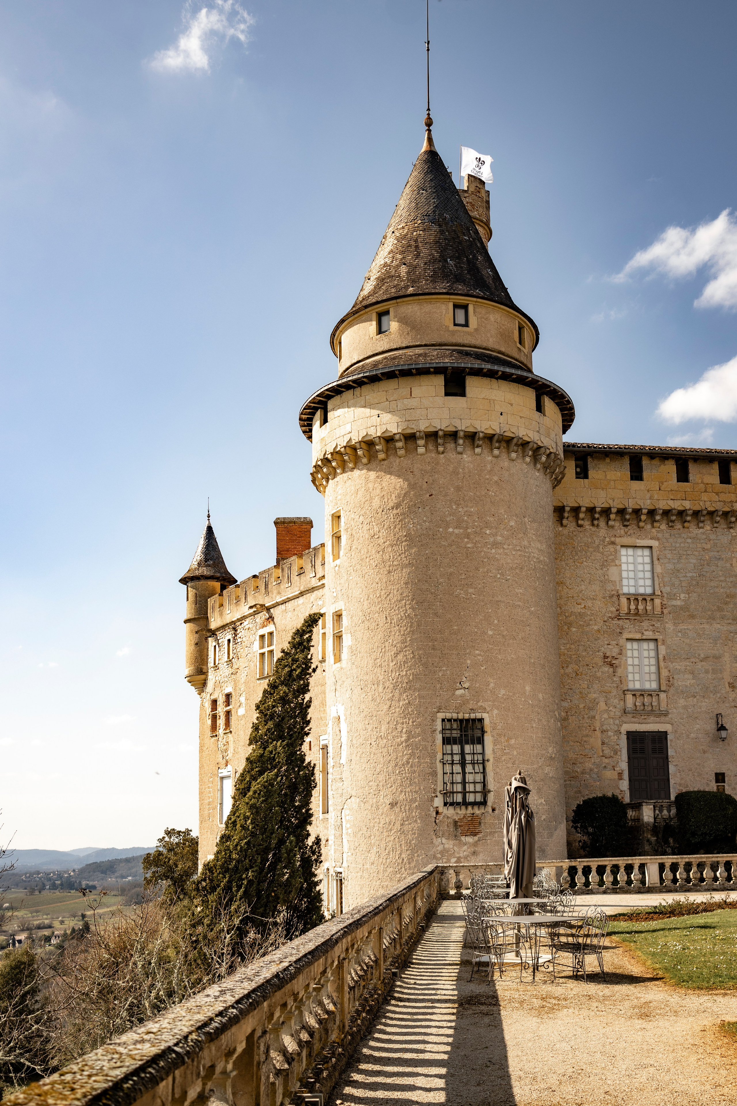 Château de Mercuès perfect for elopements. Eugenie Smirnova — wedding, corporate and lifestyle photographer in Toulouse and Southwest France