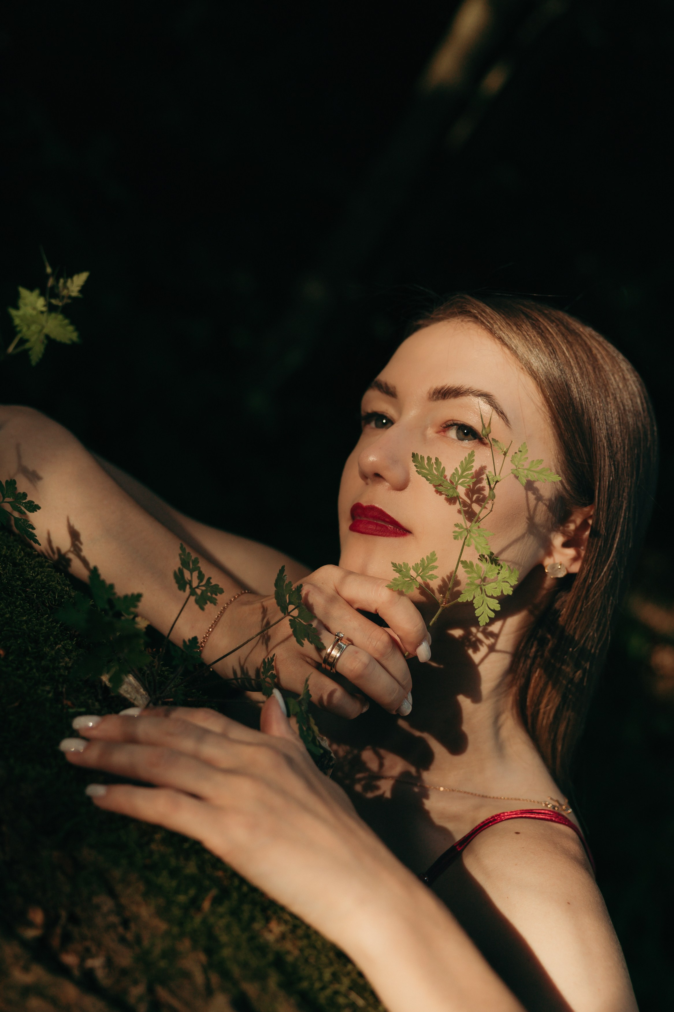 Portrétní focení u řeky — žena v červených šatech. Lifestyle a rodinná fotografka v Pisku Oxana Telupilova