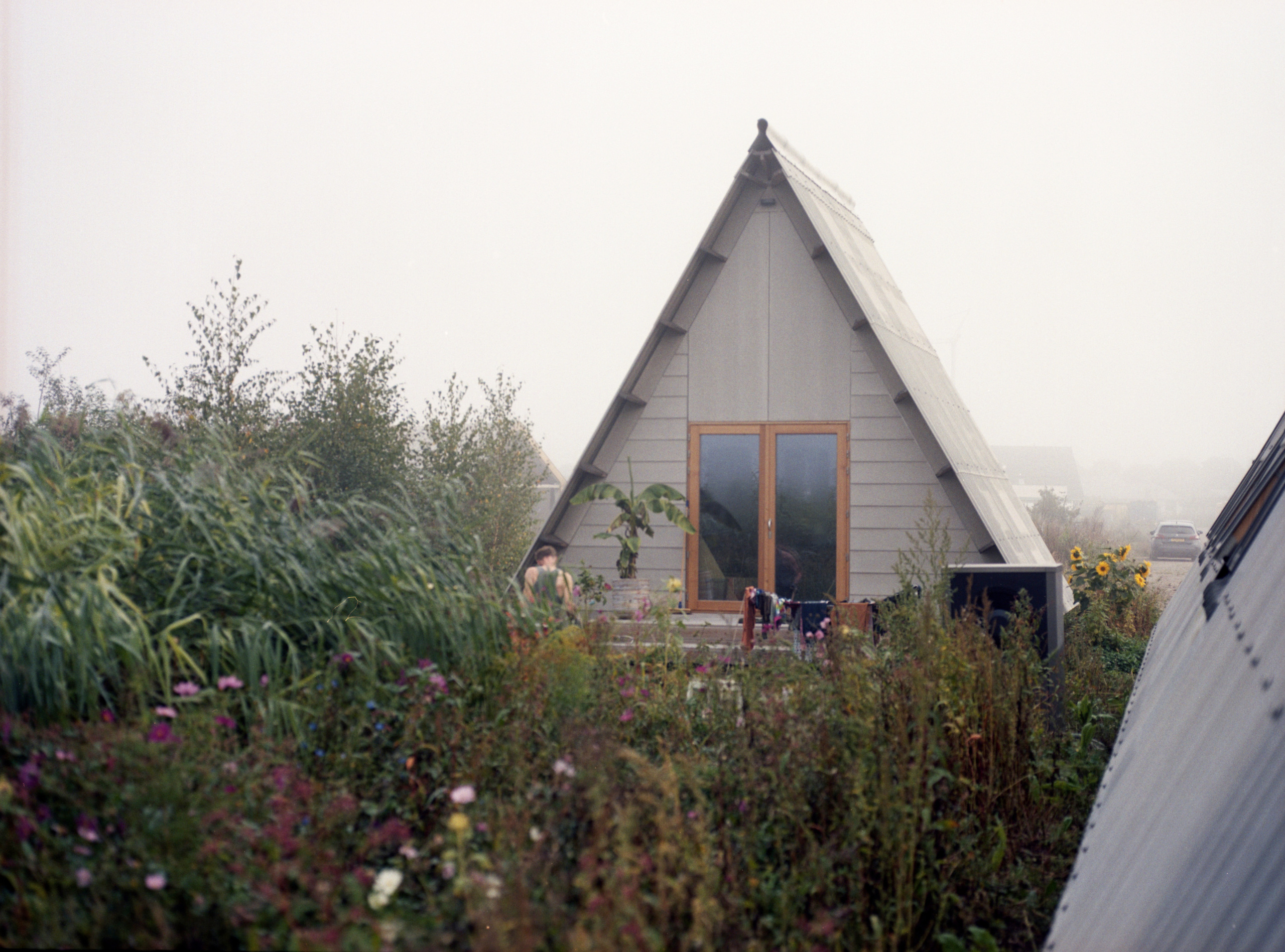 Documentaire fotograaf, een A - frame huis midden in de natuur, Almere Oosterwold